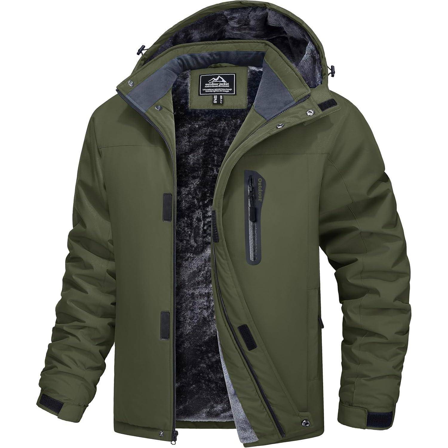 Eine grüne Winterjacke mit Kapuze, geöffnet, um die weiche, dunkelgraue Innenseite zu zeigen. Sie verfügt über eine Brusttasche mit Reißverschluss und Befestigungen an der Kapuze.