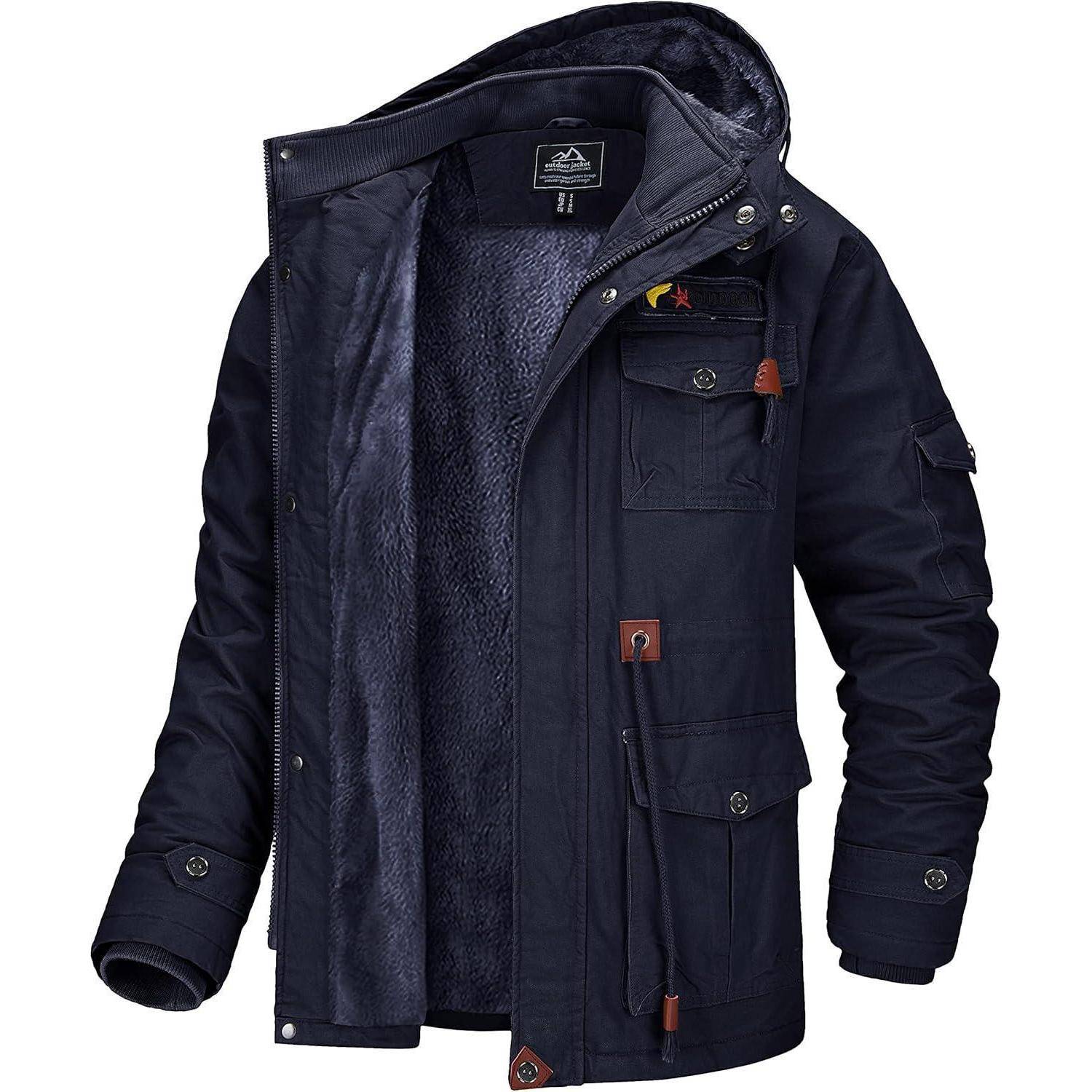 Eine marineblau-farbene Winterjacke mit Kunstfellauskleidung wird präsentiert, die mehrere Taschen, verstellbare Manschetten und eine abnehmbare Kapuze aufweist.