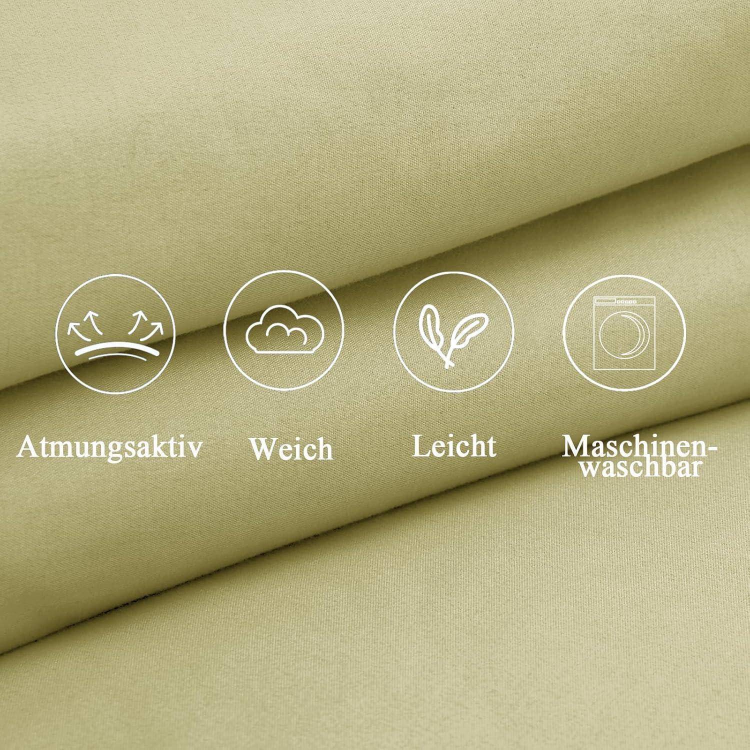 Nahaufnahme von hellgrünem Stoff mit Symbolen und Text, die Folgendes anzeigen: ‚Atmungsaktiv', ‚Weich', ‚Leicht', ‚Maschinenwäschegeeignet'.