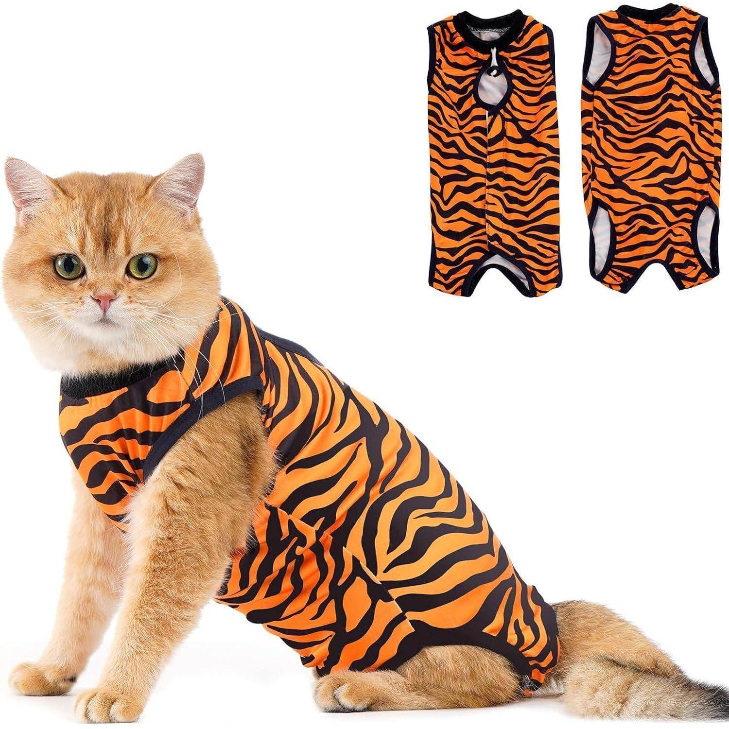 Eine Katze, die ein hellorangefarbenes und schwarz gestreiftes Outfit trägt, ähnelt einem Tiger, wobei Rück- und Draufsichten des Outfits darüber abgebildet sind.