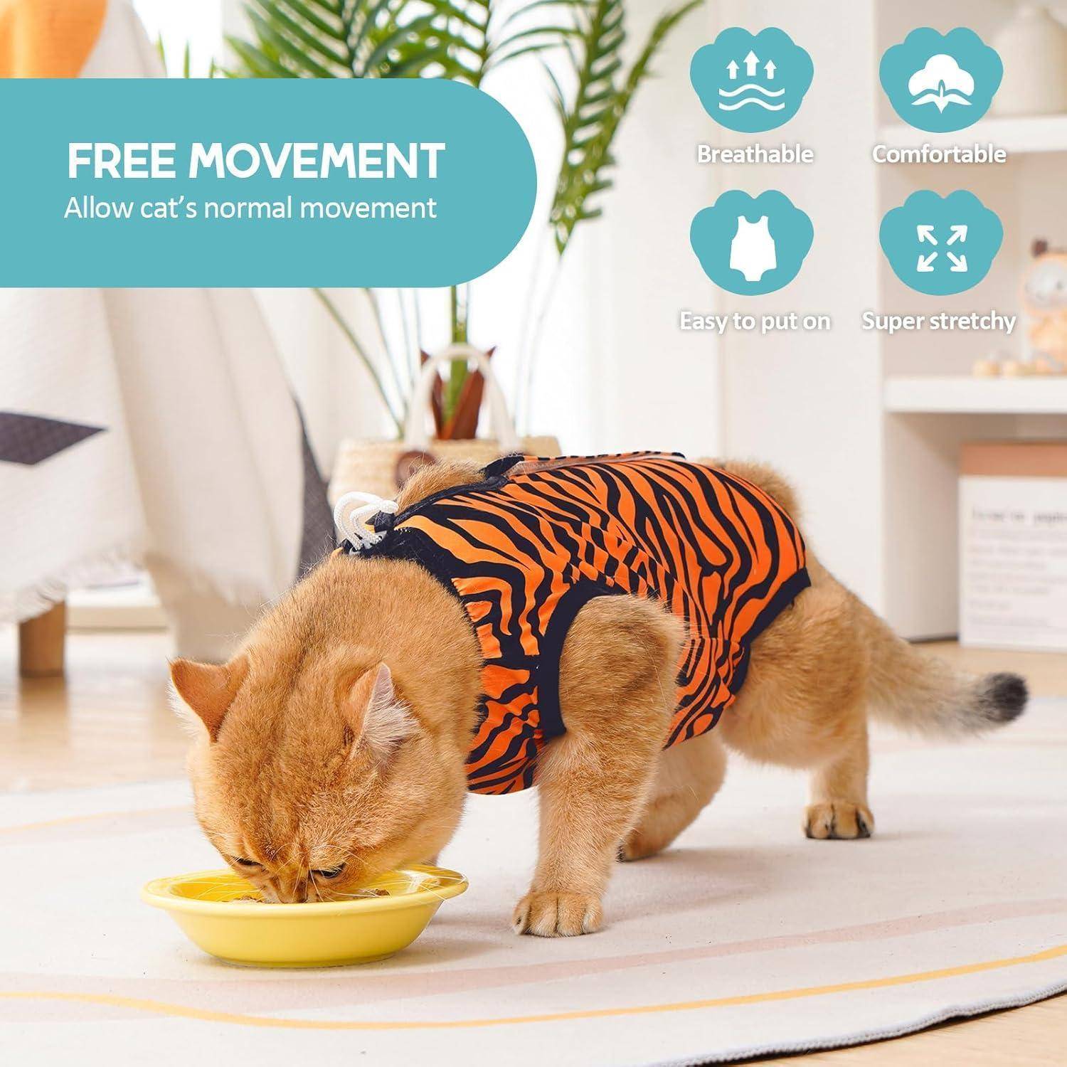 Eine Katze mit gingerfarbenem Fell trägt einen tigergestreiften Anzug und frisst aus einer Schüssel auf dem Boden. Icons zeigen, dass das Outfit atmungsaktiv, bequem, leicht anzuziehen und extrem dehnbar ist, was eine freie Bewegung fördert.