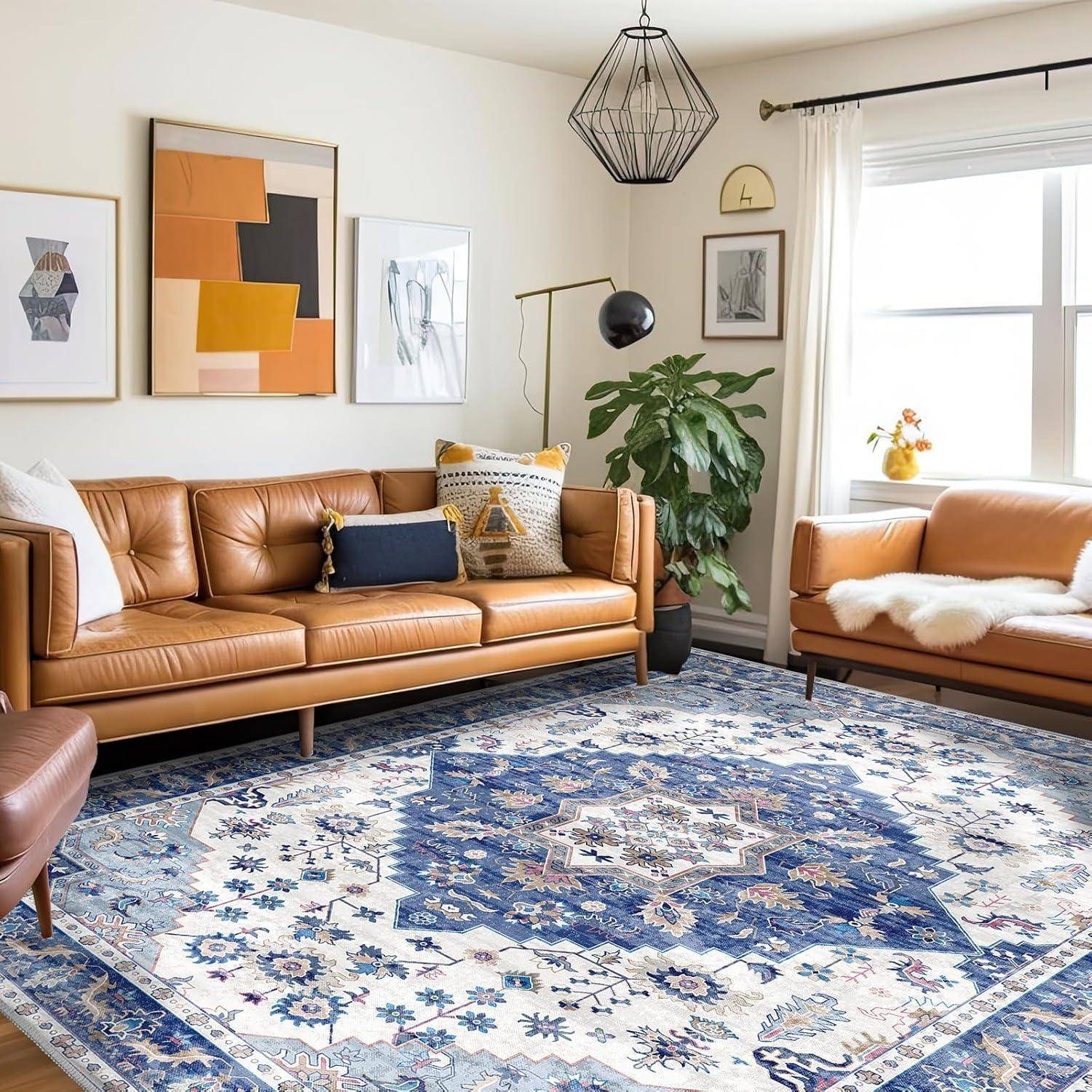 Ein modernes Wohnzimmer mit einem braunen Ledersofa, abstrakter Kunst an den Wänden, einem geometrischen Teppich und einem großen Fenster, das natürliches Licht hereinlässt.