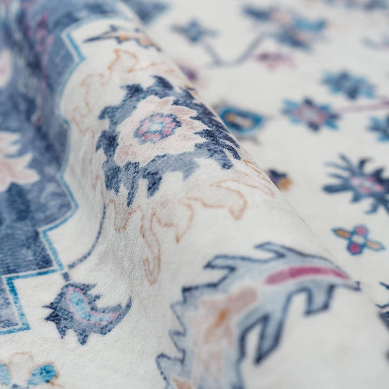 Eine Nahaufnahme eines gemusterten Textils mit blauen und rosa Blumendesigns auf weißem Hintergrund, die detaillierte Strukturen und Texturen zeigt.
