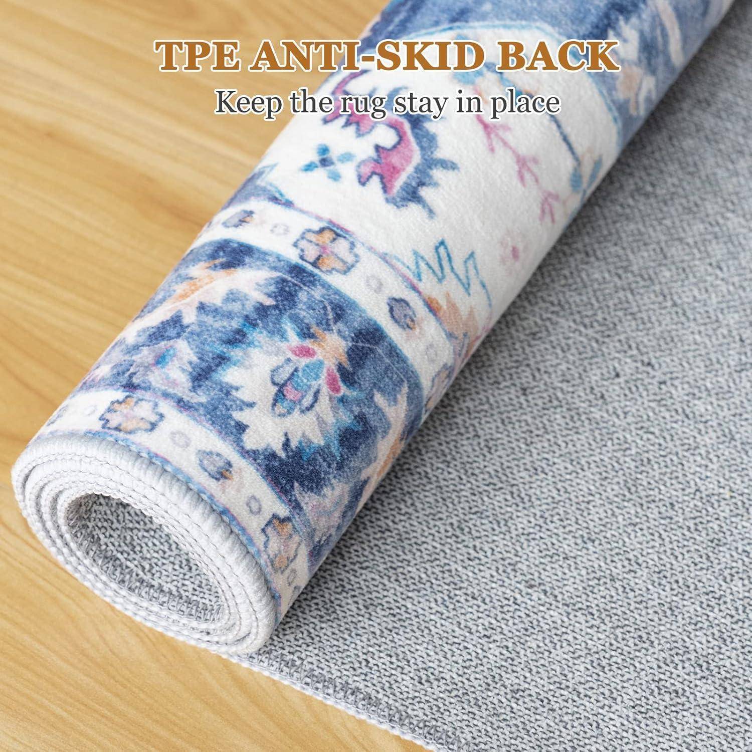 Ein aufgerollter Teppich mit Blumenmuster wird gezeigt, wobei dessen TPE-rutschfeste Rückseite hervorgehoben wird. Text oben liest: 
