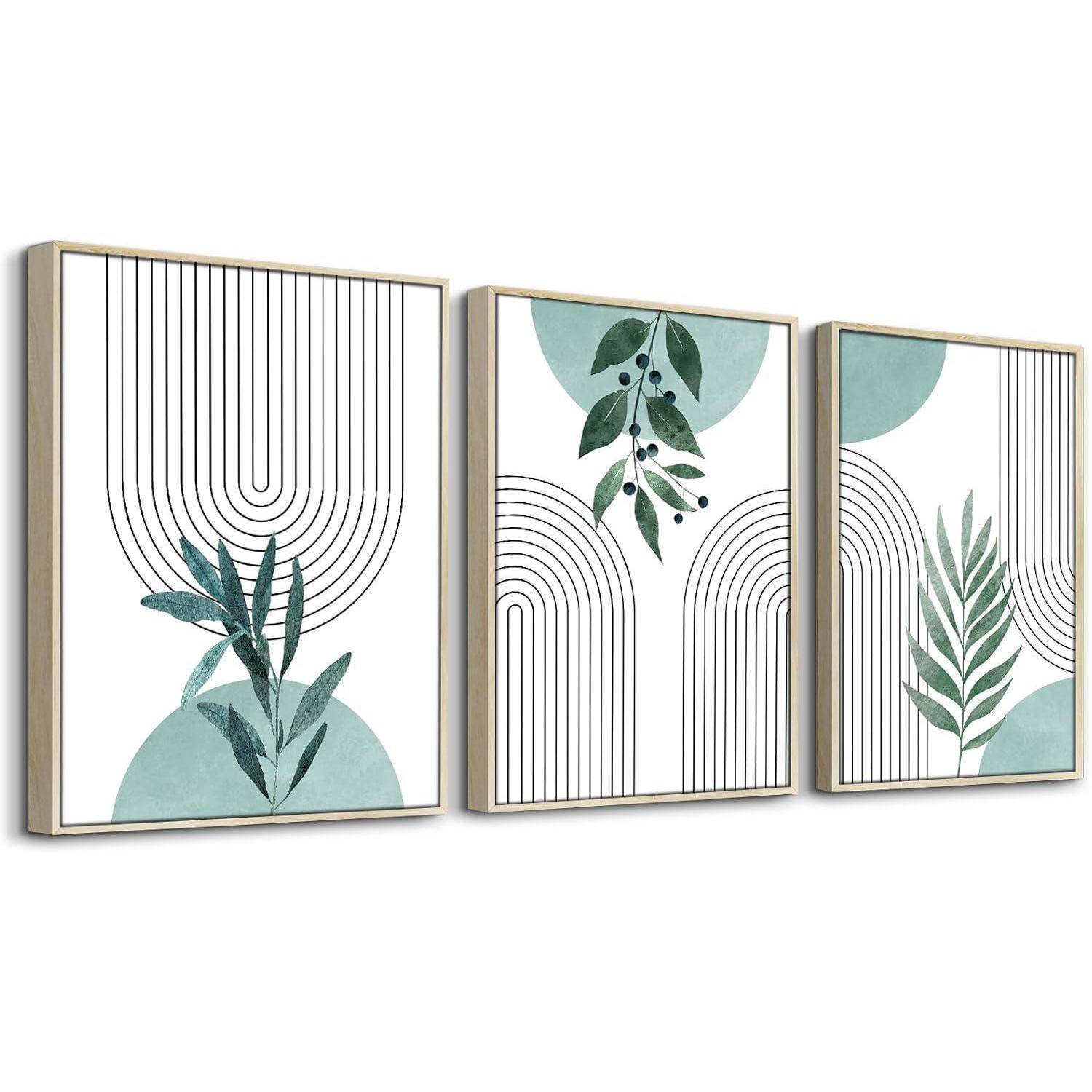 Drei minimalistische Kunstwerke mit abstrakten grünen Blättern über geometrischen Formen und schwarzen Linienmuster, in Holzrahmen präsentiert.