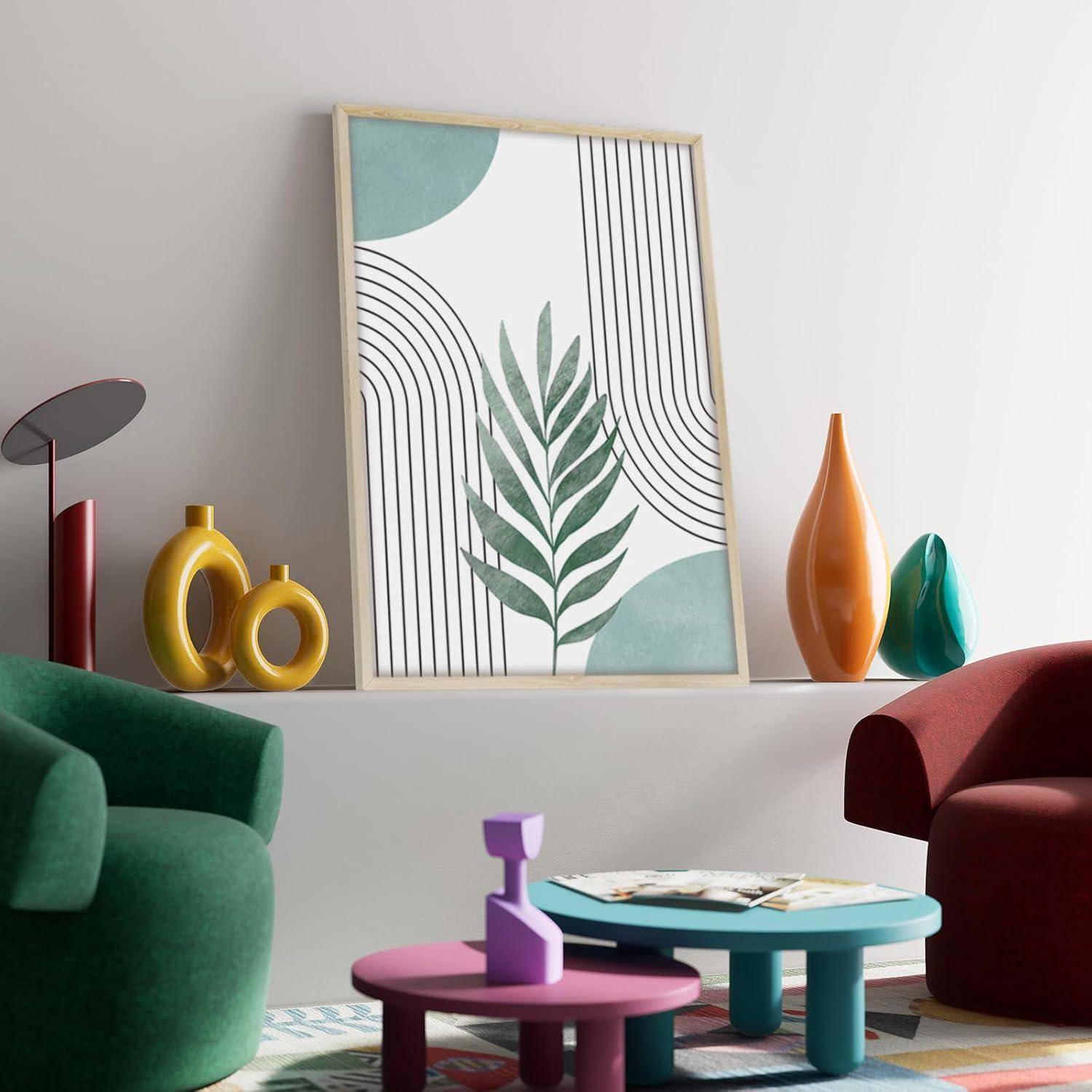 Raum mit moderner Einrichtung: grüne und rote Sessel, bunte Vasen und ein gerahmtes geometrisches Kunstwerk mit Blattdesign.