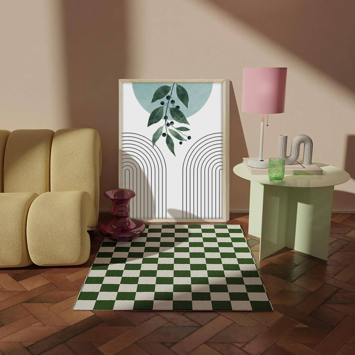 Ein moderner Wohnraum zeigt ein gelbes Sofa, einen karierten Teppich, geometrische Kunstwerke und eine rosa Lampe auf einem hellgrünen Tisch.