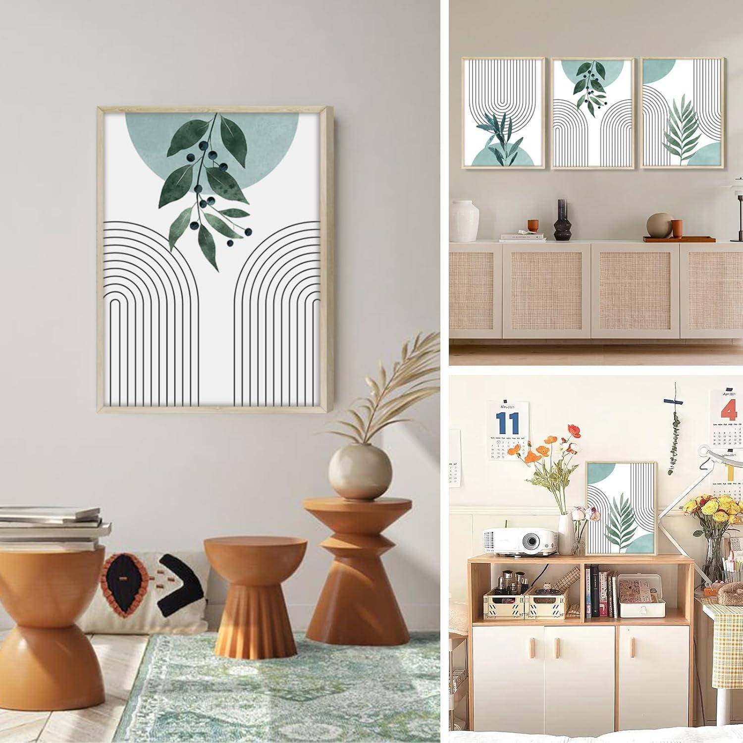 Ein minimalistisches Wohnzimmer präsentiert abstrakte botanische Kunst mit grünen Blättern auf weißen Hintergründen, die die moderne Einrichtung und erdigen Töne ergänzen.