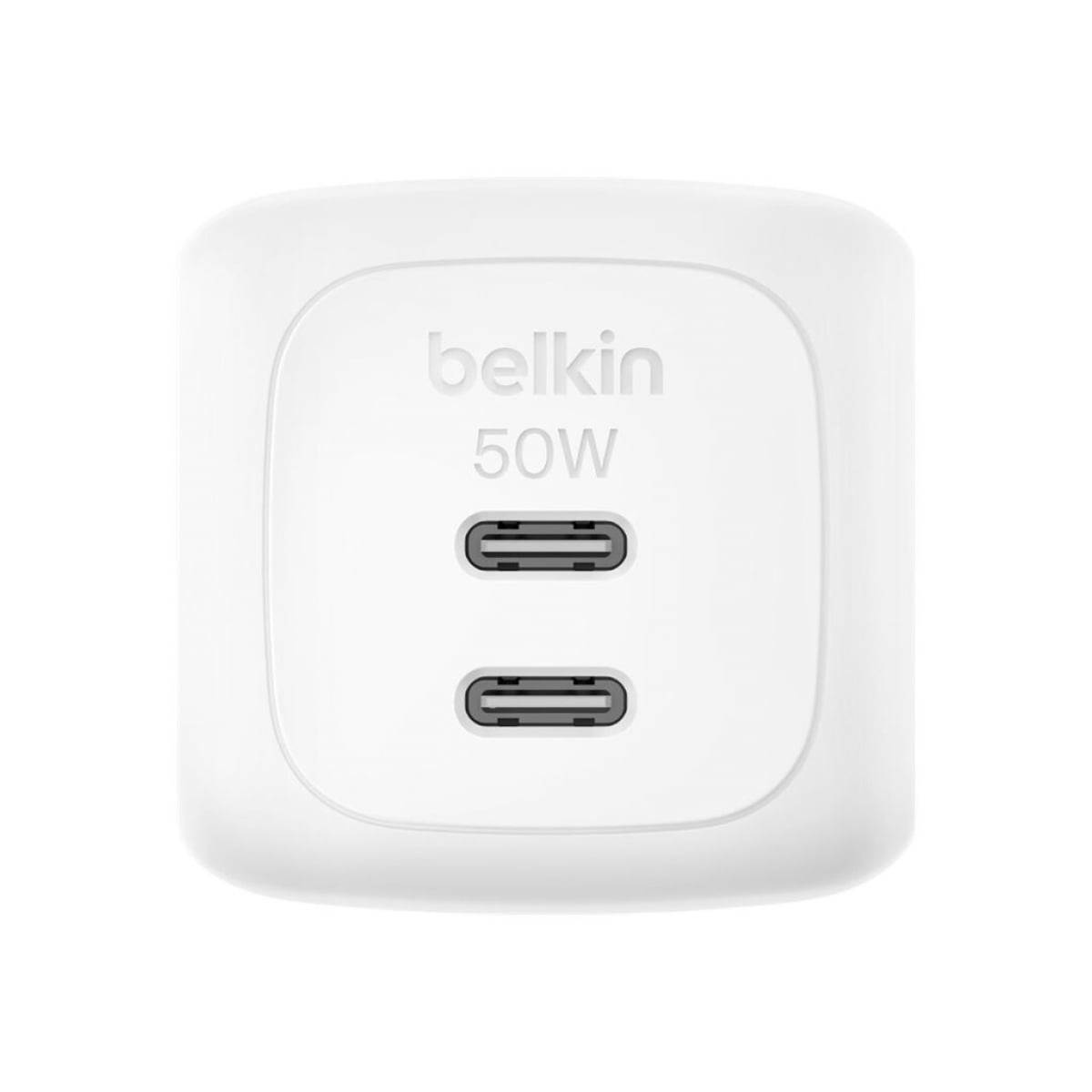 Ein weißes Belkin 50W-Wandladegerät mit zwei USB-C-Anschlüssen.