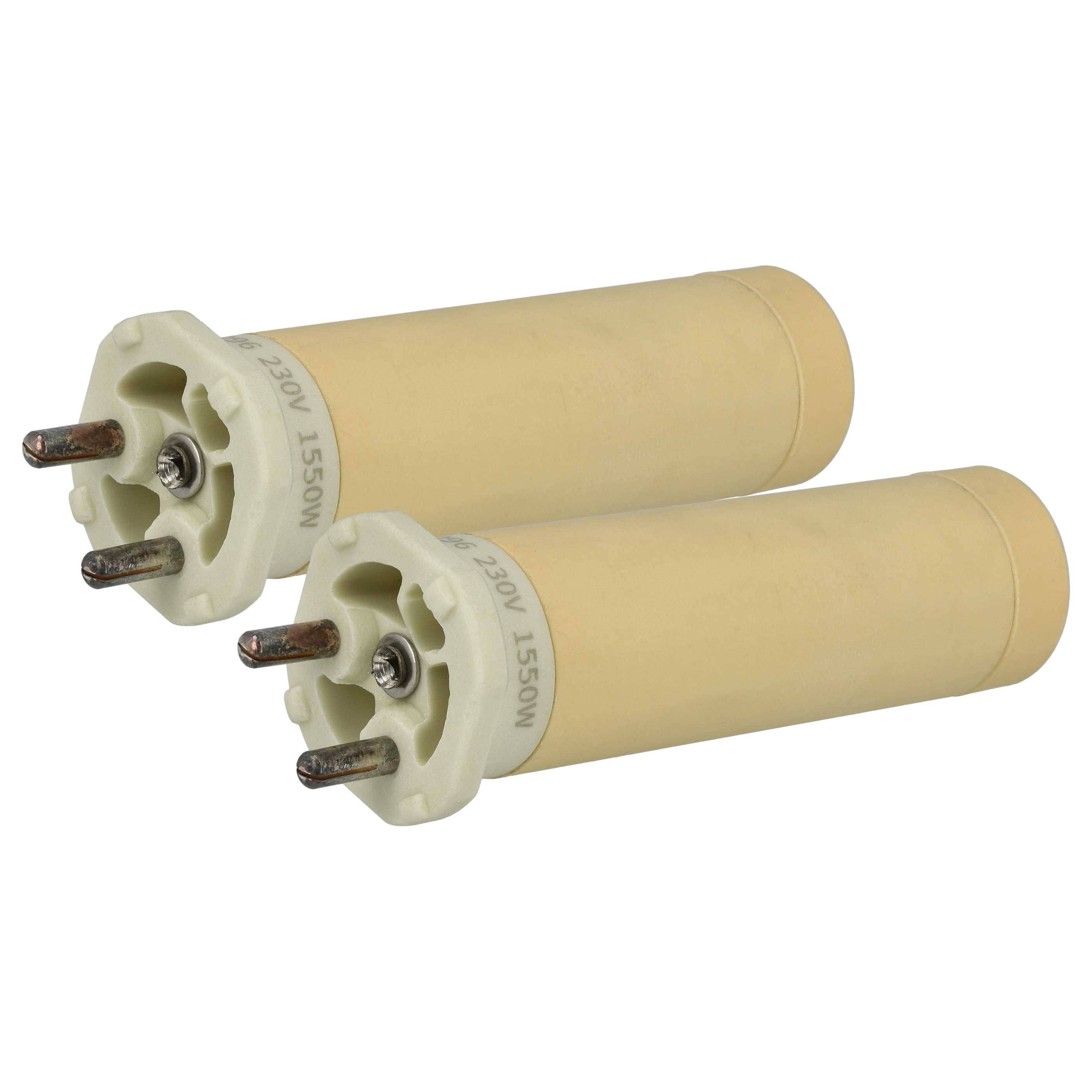 Zwei beige zylindrische Filterelemente mit Metallverbindern, die für Wasserfiltersysteme verwendet werden, parallel auf einem weißen Hintergrund liegend.