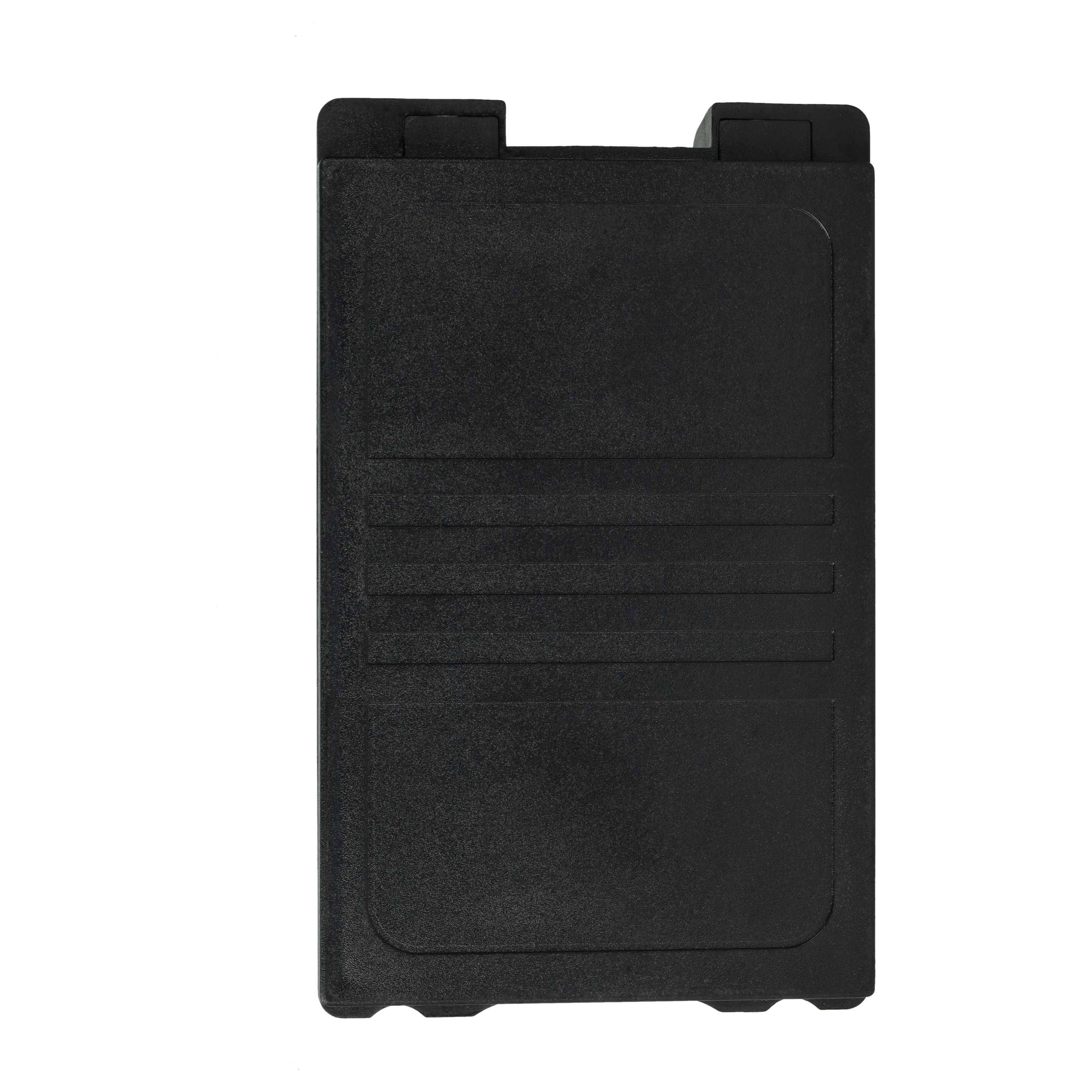 Ein schwarzes rechteckiges elektronisches Gerät mit einer strukturierten Oberfläche und einem Schlitz an der Oberseite, möglicherweise eine Batterie oder Powerbank.