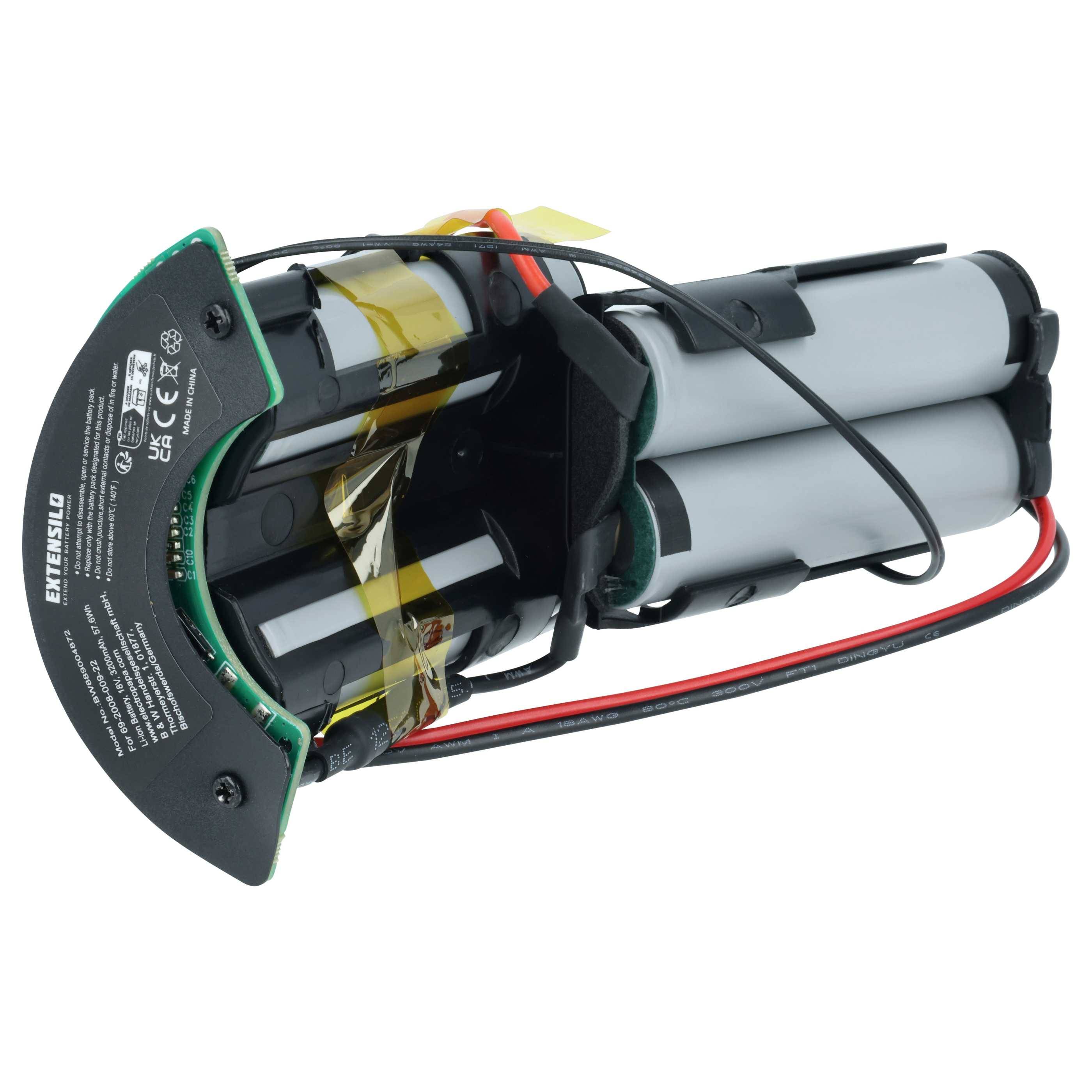 Eine Nahaufnahme eines Akkupacks mit mehreren zylindrischen Zellen, die durch Kabel miteinander verbunden sind, wobei auf einer Seite technische Details auf einem schwarzen Etikett zu sehen sind.
