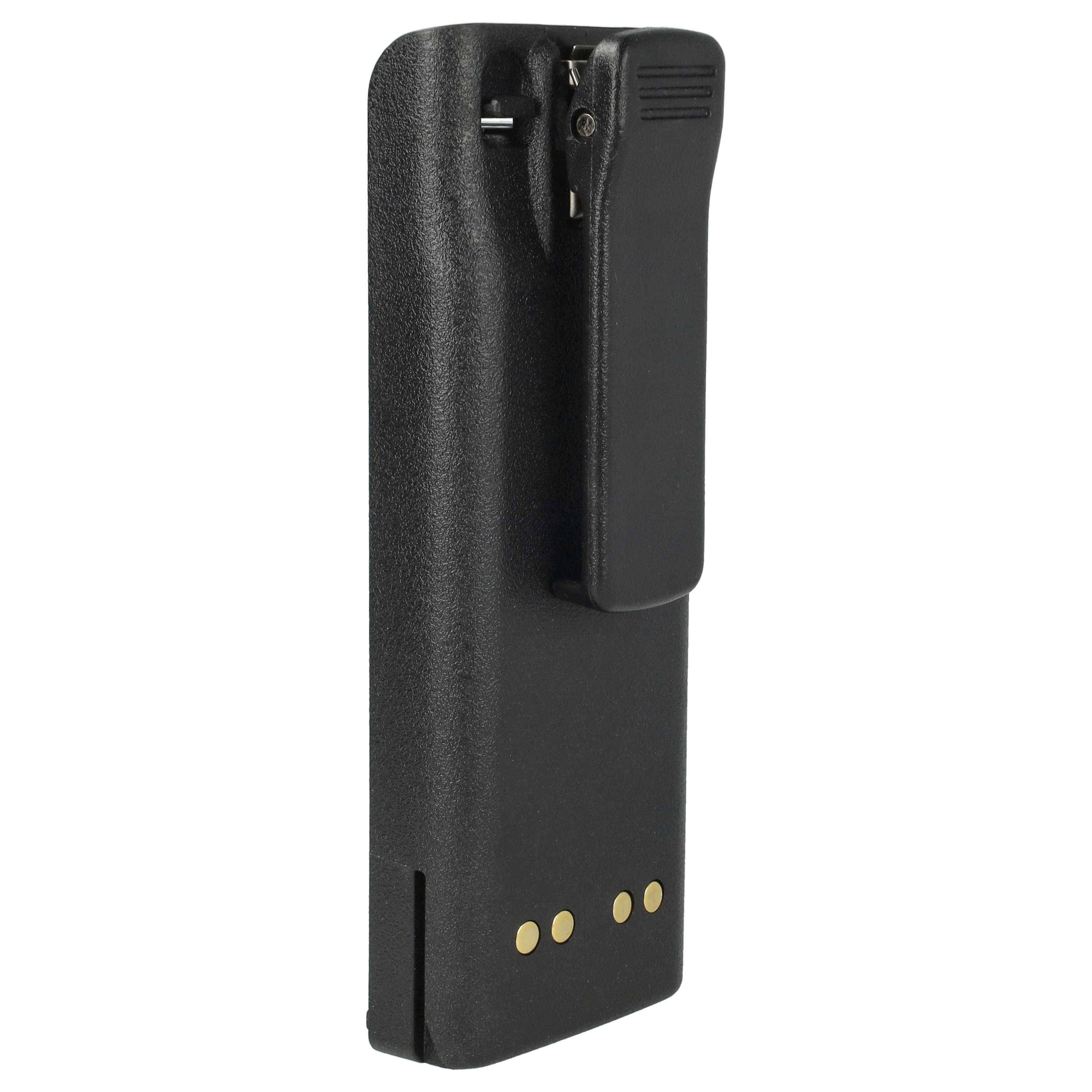 Eine schwarze Handfunkgerät-Batterie mit zwei Metallladekontakten und einem integrierten Gürtelclip auf der Rückseite wird in aufrechter Position dargestellt.