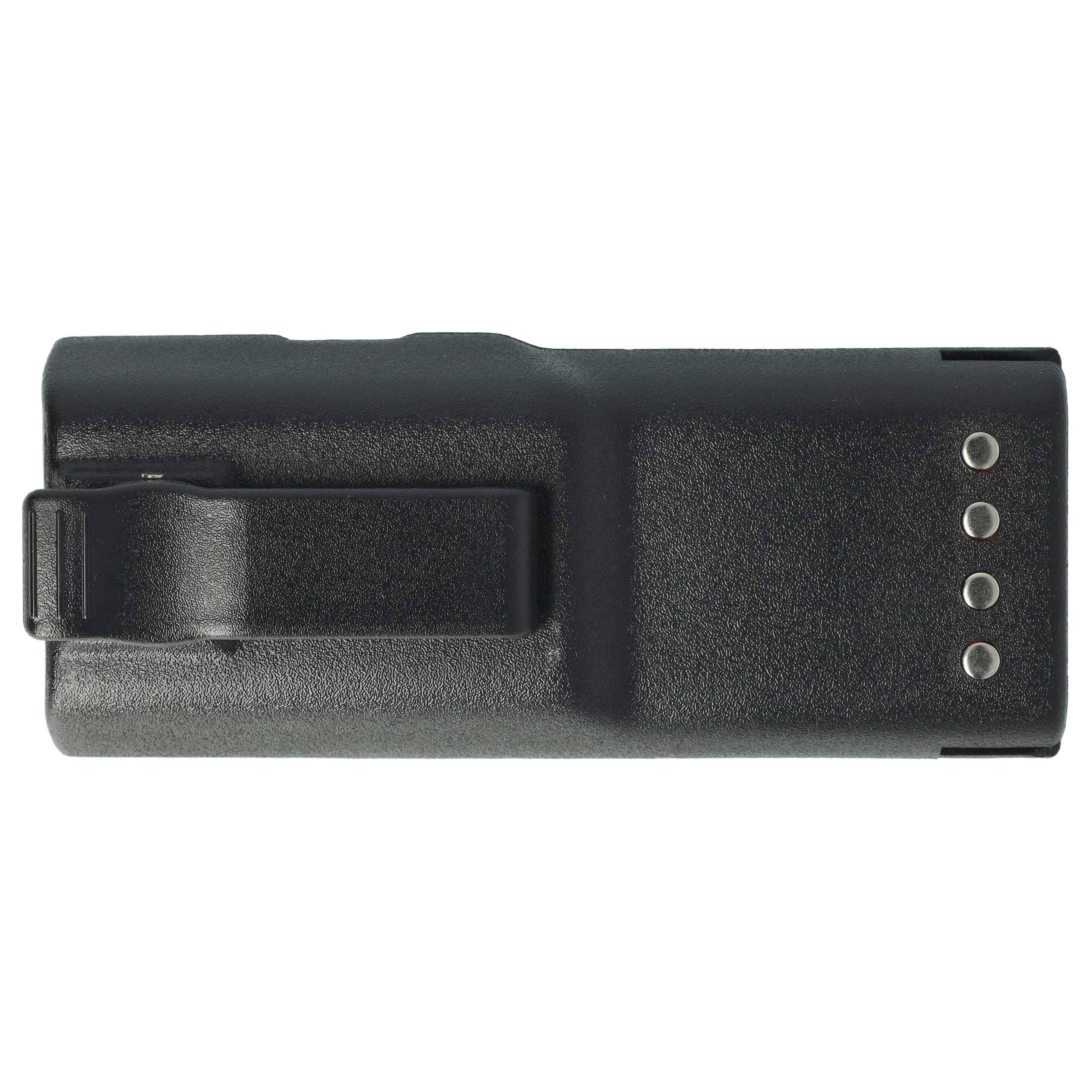 Ein schwarzer wiederaufladbarer Akku für ein Handfunkgerät mit vier Metallkontakten und einer Gürtelclip.