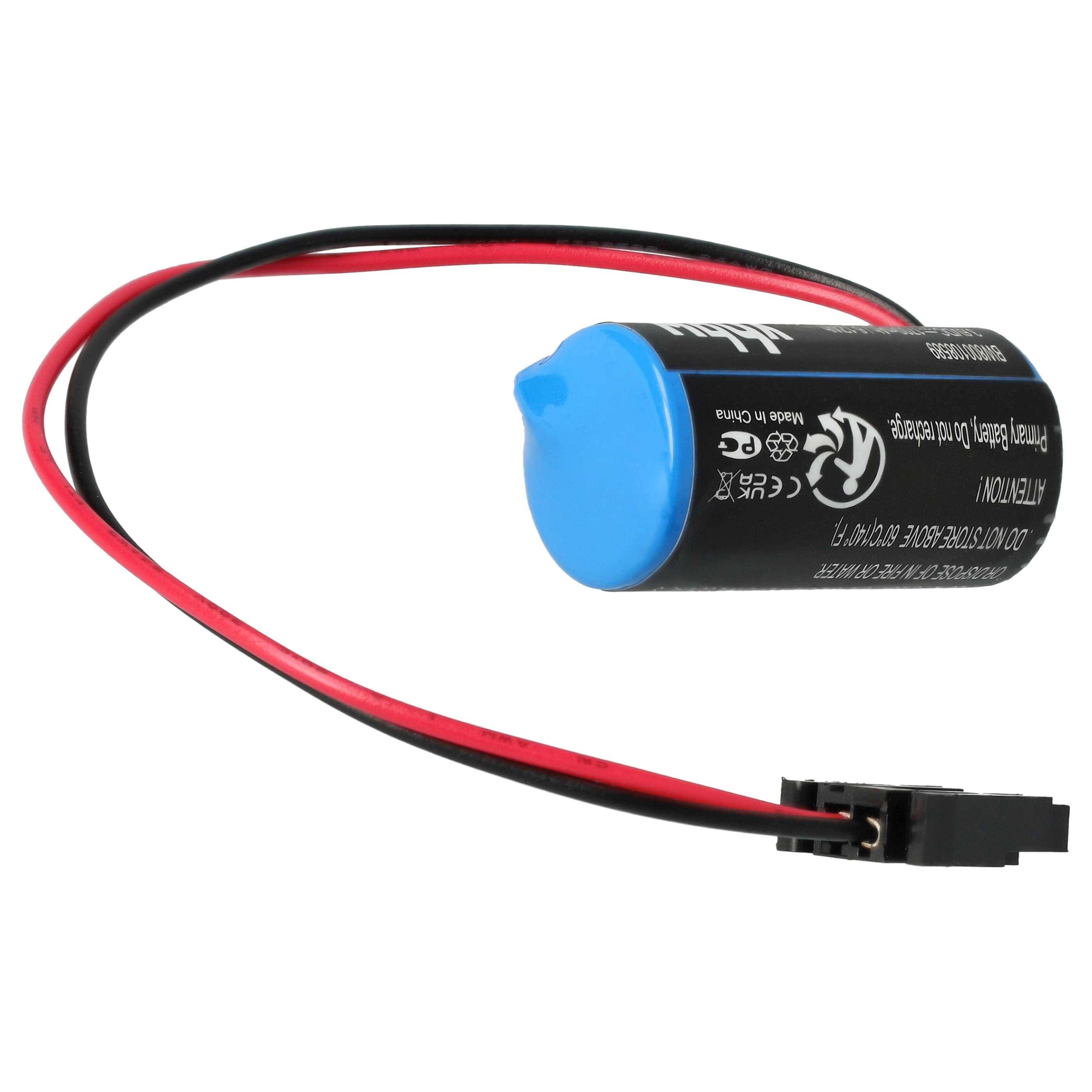 Eine schwarze und blaue zylindrische Batterie mit roten und schwarzen Kabeln, versehen mit Symbolen für Recycling und Sicherheit, an einem schwarzen Anschluss angeschlossen.