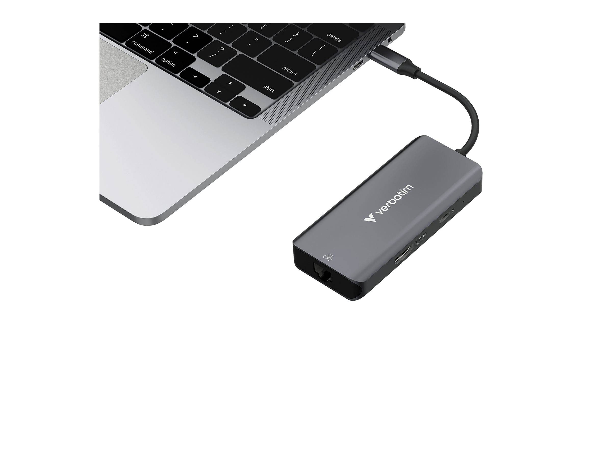 Ein Laptop, der per Kabel mit einem kompakten schwarzen Verbatim-USB-Hub verbunden ist und mehrere Anschlüsse zur Erweiterung der Konnektivität zeigt.