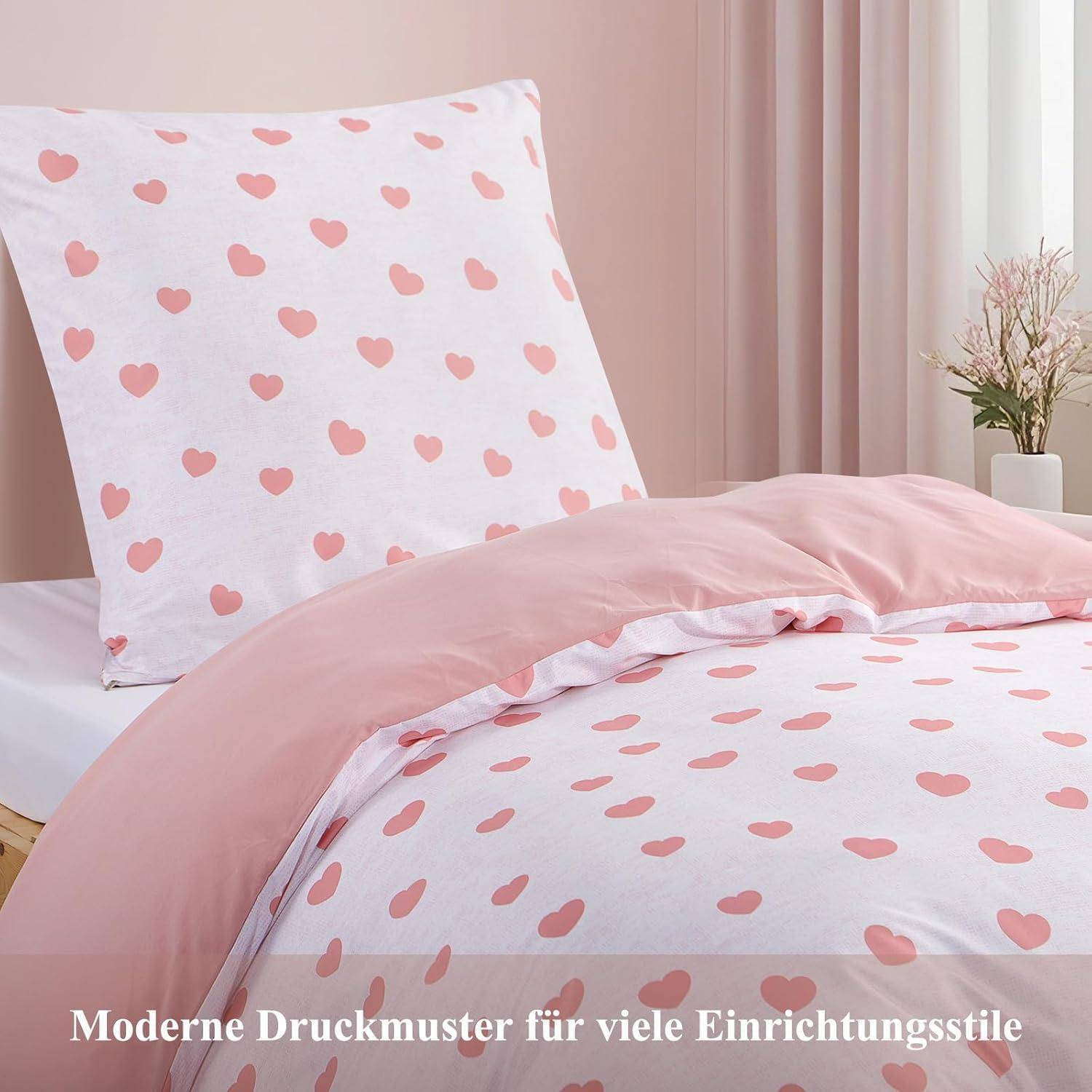 Rosa und weiße Bettwäsche mit Herzmustern, neben einer Blumenvase auf einem Nachttisch. Text lautet: 'Moderne Druckmuster für viele Einrichtungsstile'.