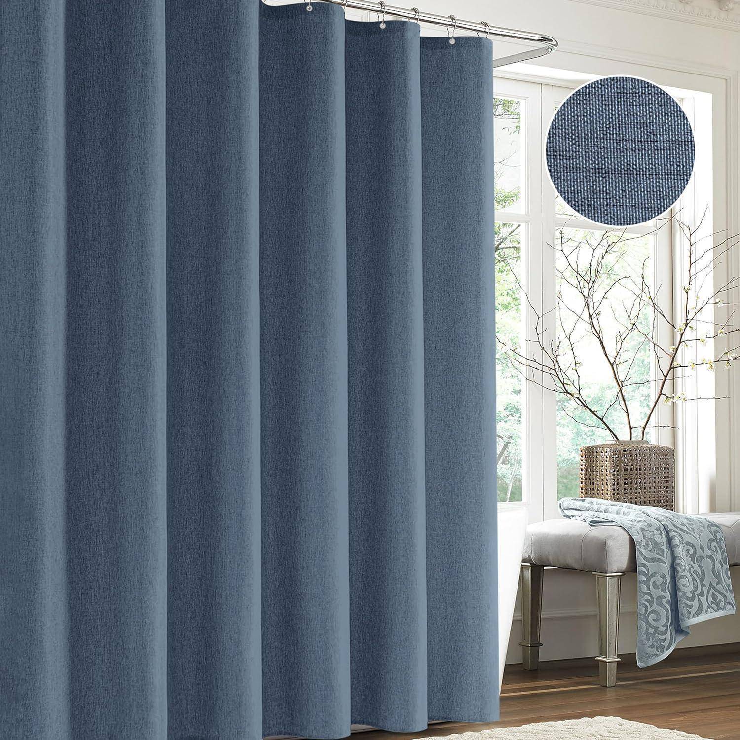Blaue strukturierte Vorhänge hängen in einem Raum mit einem Fenster, einem Holzstuhl und einem kleinen Baum in einem Korb und schaffen eine gemütliche Atmosphäre.