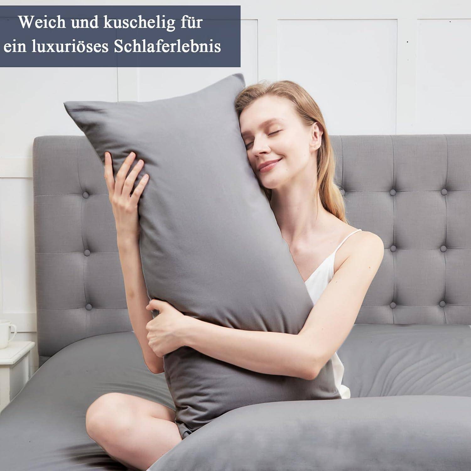 Ein Mensch, der ein graues Kissen in einem Schlafzimmer umarmt, mit dem Text 