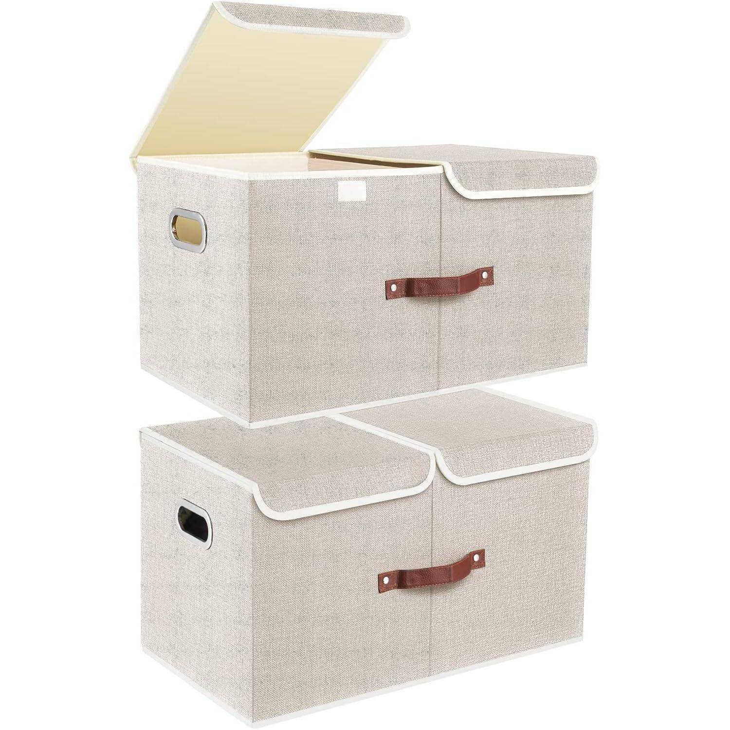 Gestapelte beige Aufbewahrungsboxen mit weißem Rand, zwei mit braunen Griffen, eine geöffnet, um das Innere zu zeigen. Verwendet zum Organisieren oder Aufbewahren von Gegenständen.