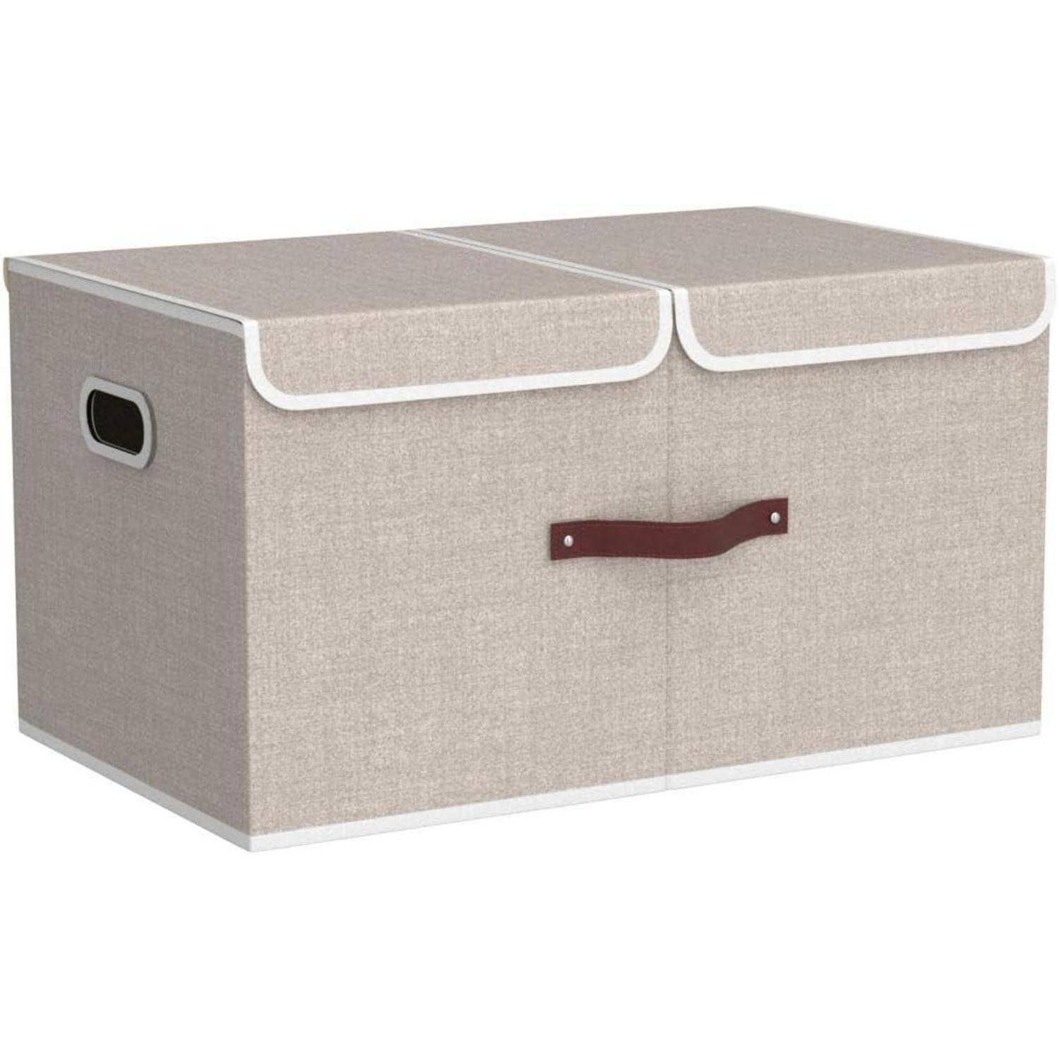 Eine beige Stoffaufbewahrungsbox mit einem vorderen Griff und seitlichen Löchern zum einfachen Tragen. Sie verfügt über einen Deckel mit zwei Klappen zum Verschließen.