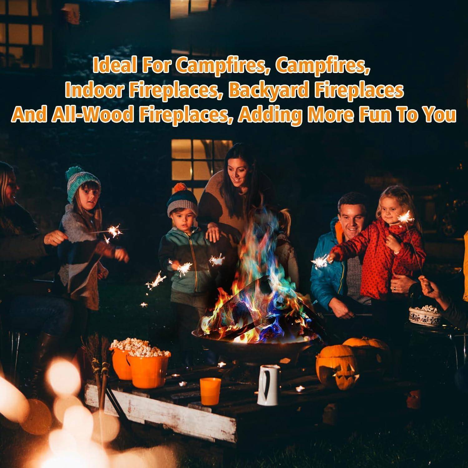 Eine Gruppe von Menschen versammelte sich nachts um ein Lagerfeuer, röstete Marshmallows, umgeben von Kürbissen und Snacks, mit einem Text, der Kamine bewirbt.