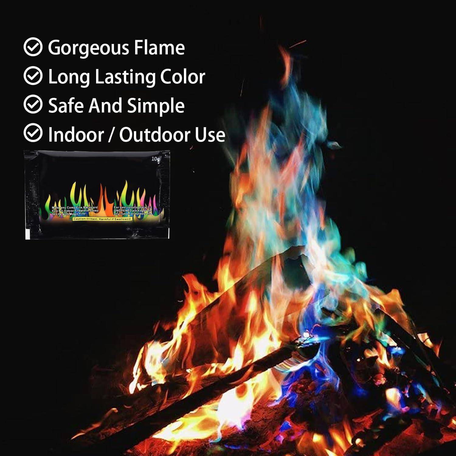 Farbenfrohe Flammen in einer Lagerfeuer-Atmosphäre. Text hebt Merkmale hervor: ‚Wunderschöne Flammen', ‚Langanhaltende Farbe', ‚Sicher und Einfach', ‚Für Innen- und Außenbereich'.
