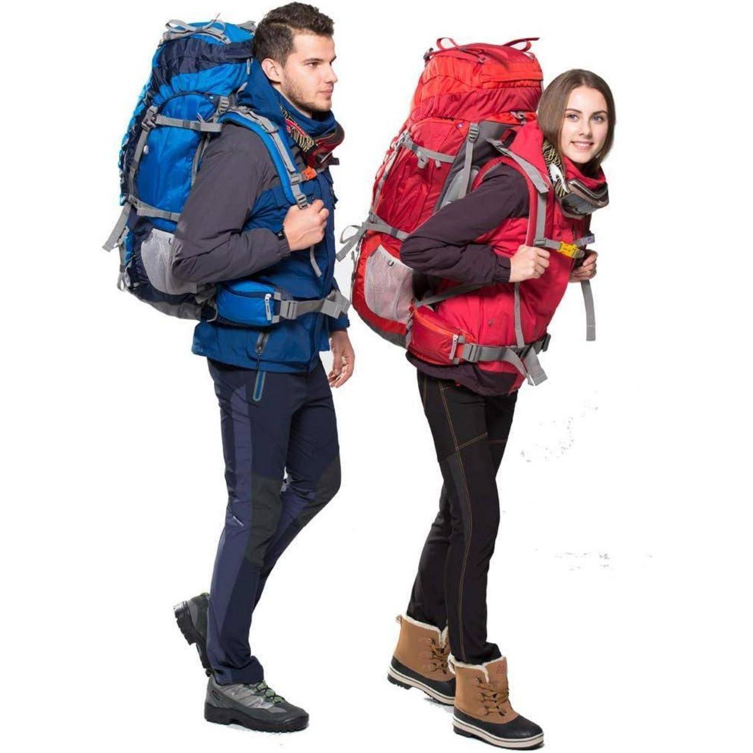 Zwei Personen in lockerer Wanderkleidung, beide mit großen Rucksäcken bepackt, bereiten sich auf eine Wanderung vor, vor einem schlichten weißen Hintergrund.