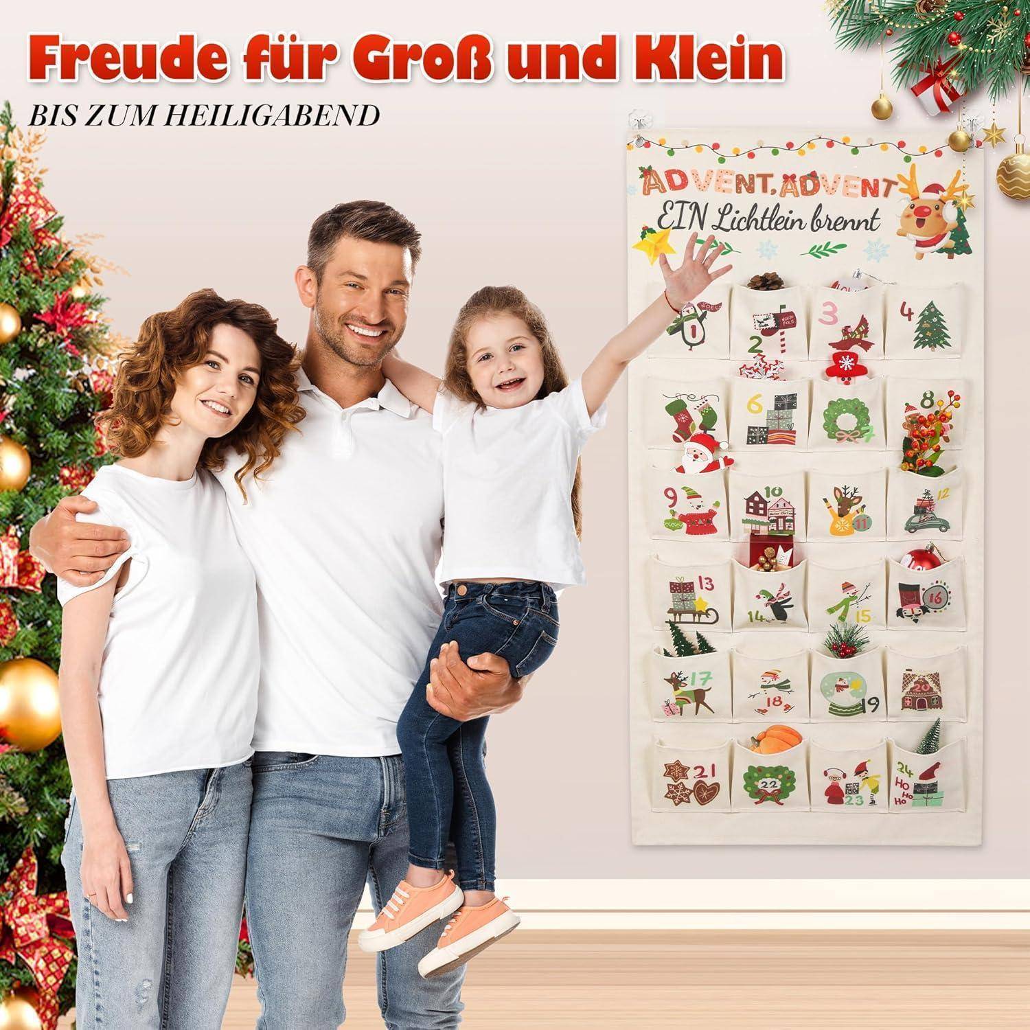Eine Familie mit drei Personen lächelt und zeigt auf einen Adventskalender mit weihnachtlichen Illustrationen. Text oben liest sich: 