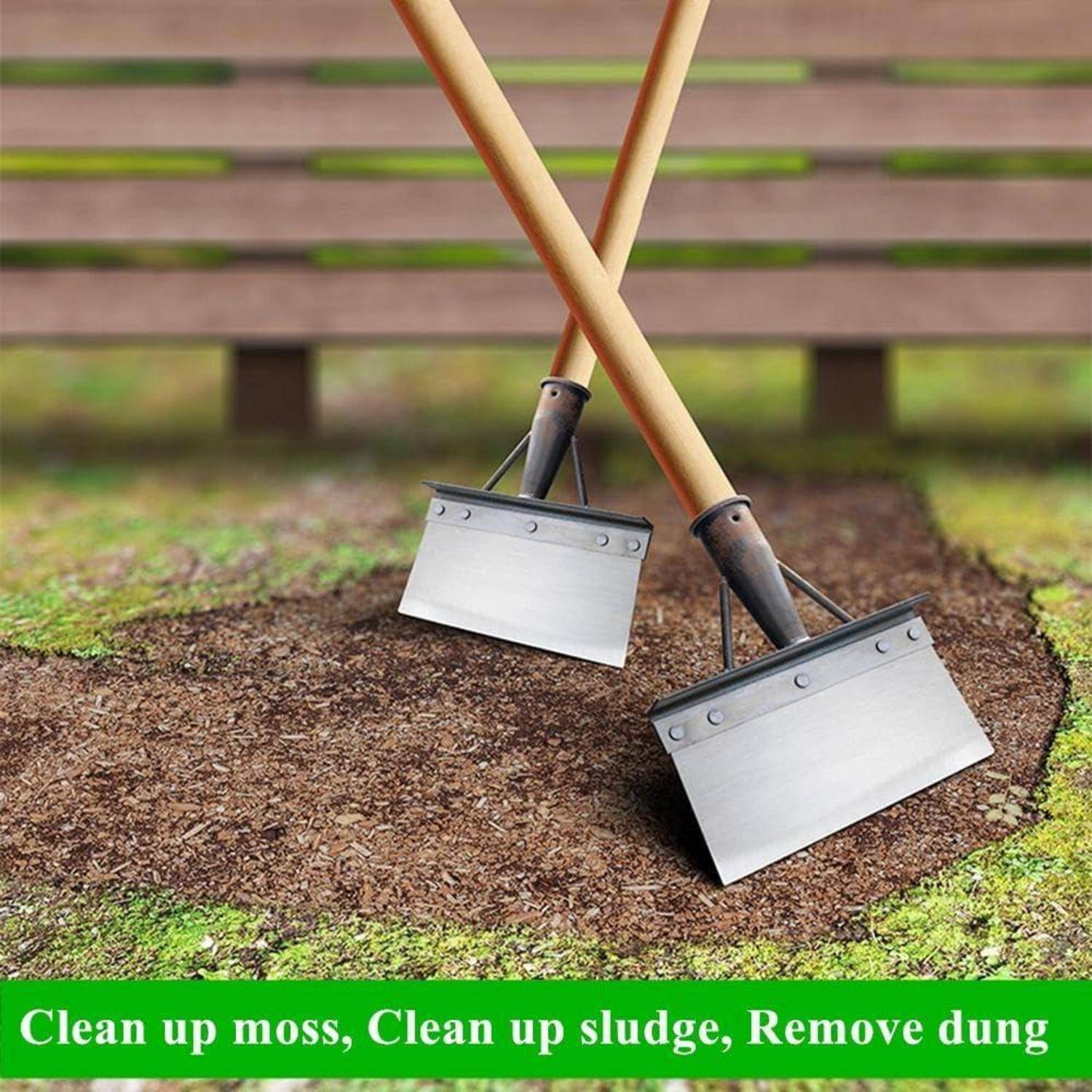 Zwei Gartenhacken kreuzten sich über den Boden vor einer Holzbank. Ein grünes Banner am unteren Rand liest sich: „Moos beseitigen, Schlamm entfernen, Dung wegmachen