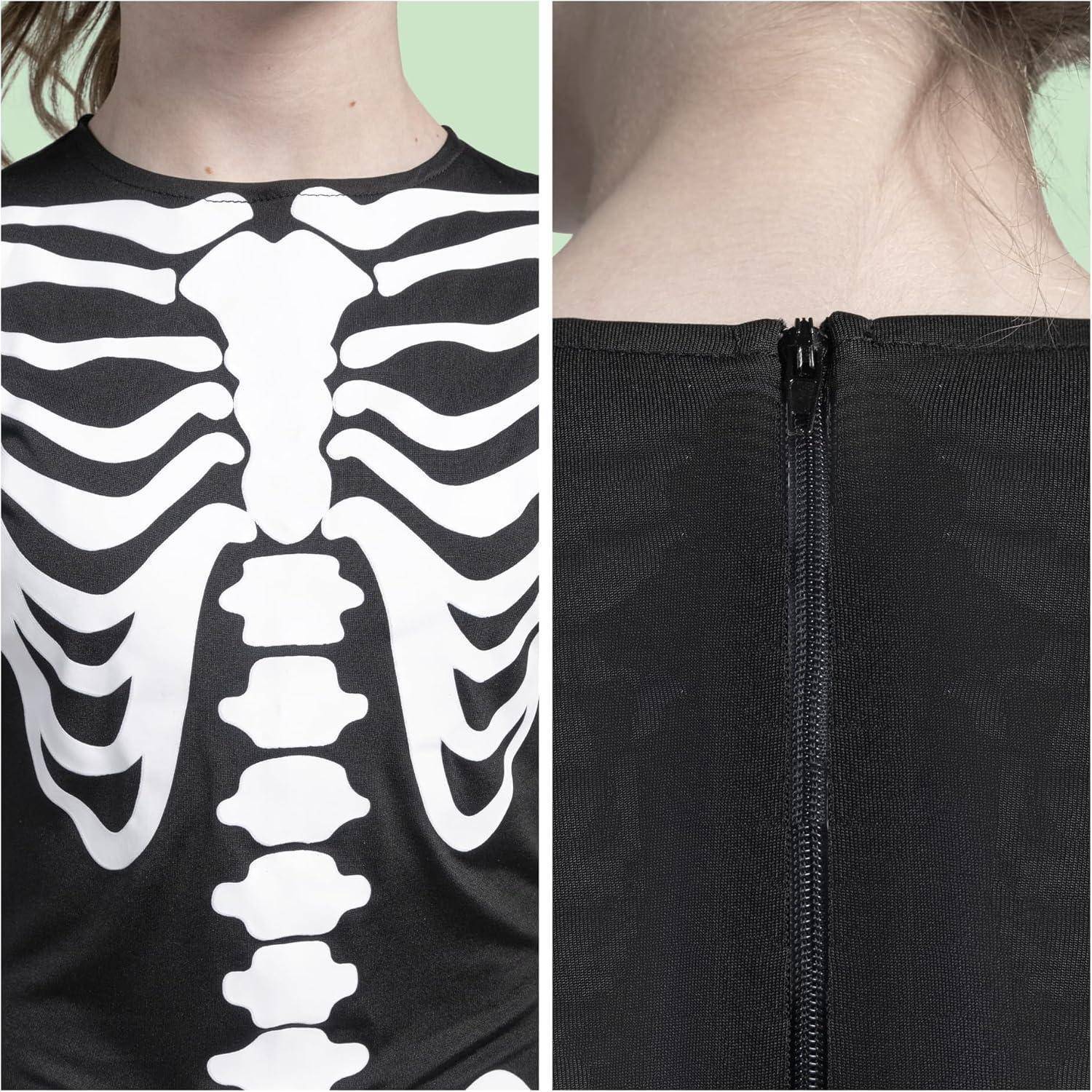 Nahaufnahme einer Person, die ein schwarzes Shirt mit einem weißen Skelettmuster trägt, mit Detailansicht des Vorderdesigns und des Reißverschlusses auf der Rückseite.