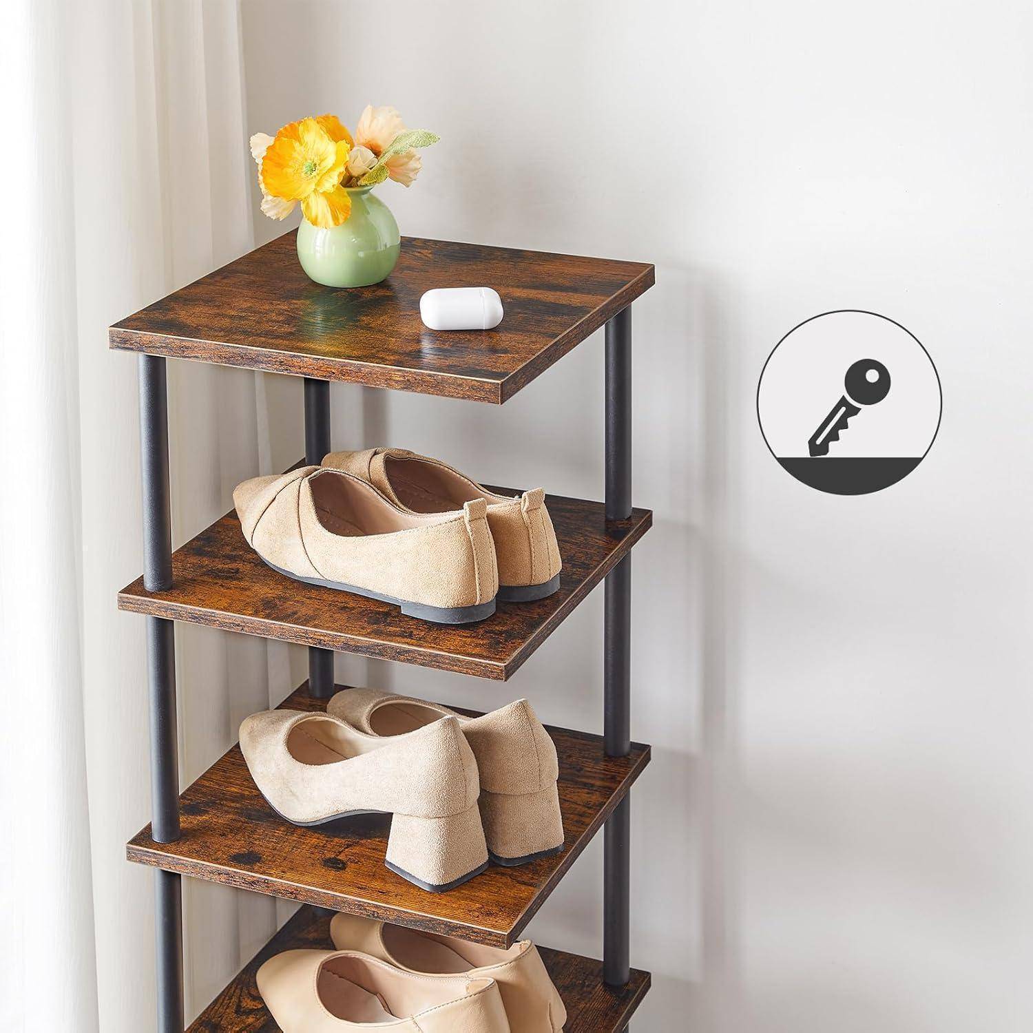 Ein Holzschuhregal mit drei Böden trägt Paare beiger High Heels. Eine kleine Vase mit gelben Blumen und ein weißer Gegenstand befinden sich oben darauf.