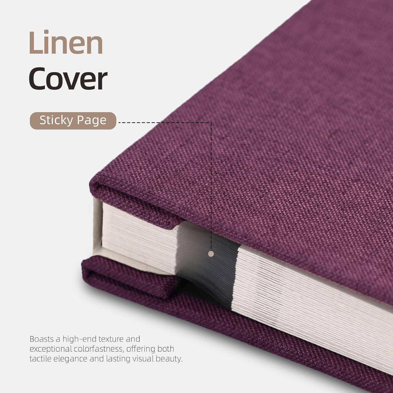 Violettes Leinenbuch mit teilweise geöffneten Seiten, mit einem 'Sticky Page' Etikett, das die Textur und Eleganz des Buches hervorhebt.