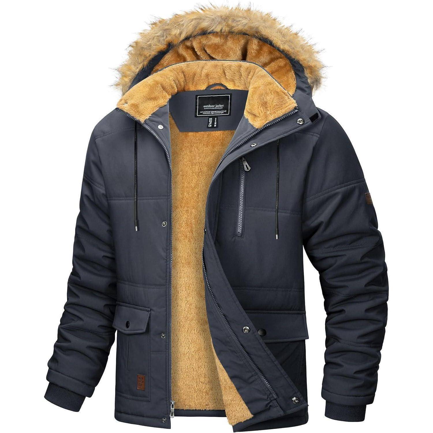 Ein dunkelblauer Wintermantel mit gelbbraunem Kunstpelzfutter und Kapuze, ausgestattet mit Reißverschlusstaschen auf der Brust und Knopftaschen vorne.