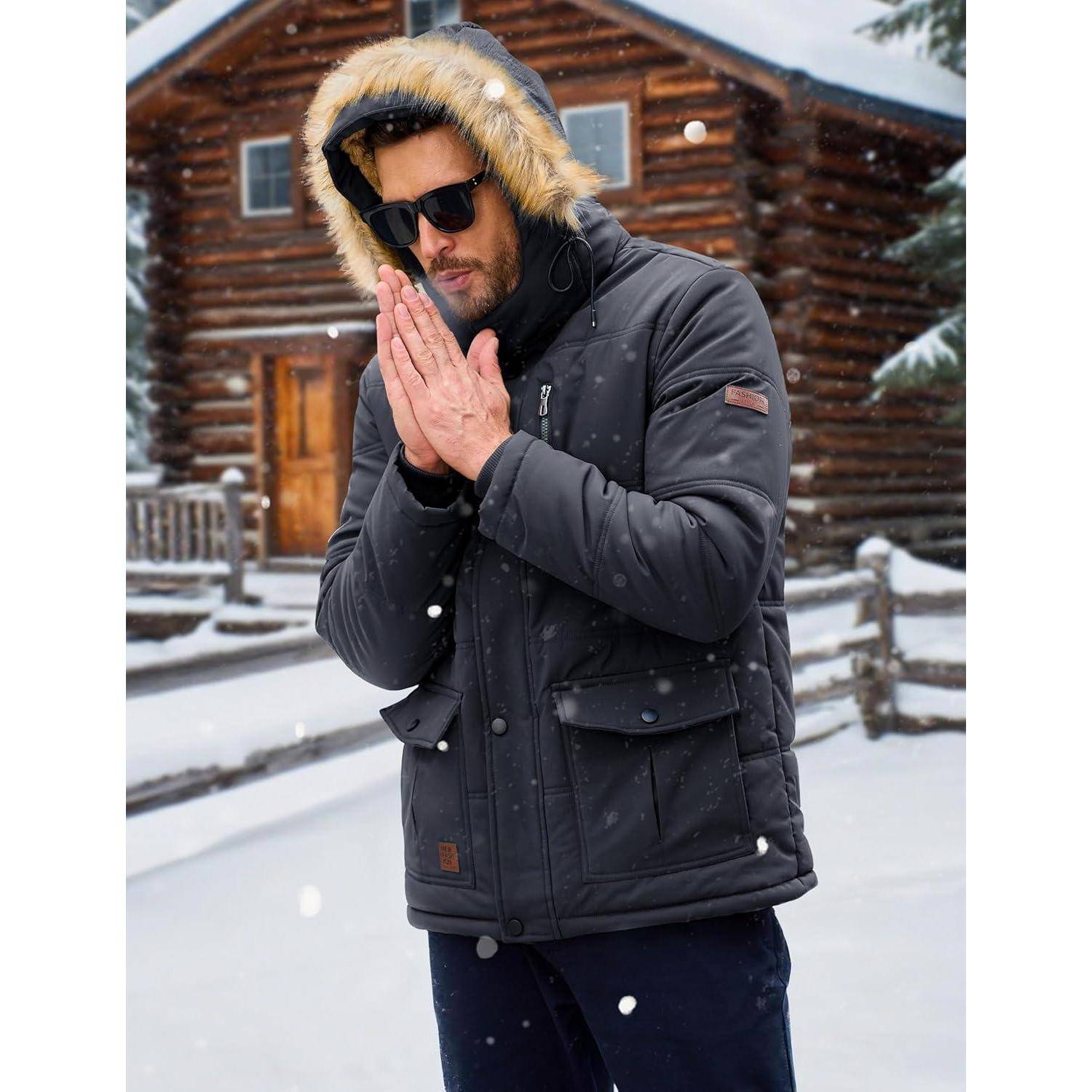 Eine Person trägt einen Wintermantel mit einer pelzgefütterten Kapuze und steht draußen vor einer Holzhütte, während Schnee um sie herum fällt.