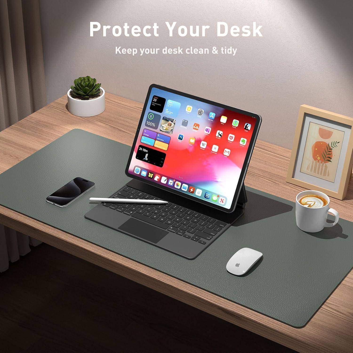 Ein moderner Arbeitsplatz mit einem Tablet, auf dem Apps angezeigt werden, einem Laptop, einem Smartphone und einer Kaffeetasse auf einer Schreibunterlage. Text lautet: 