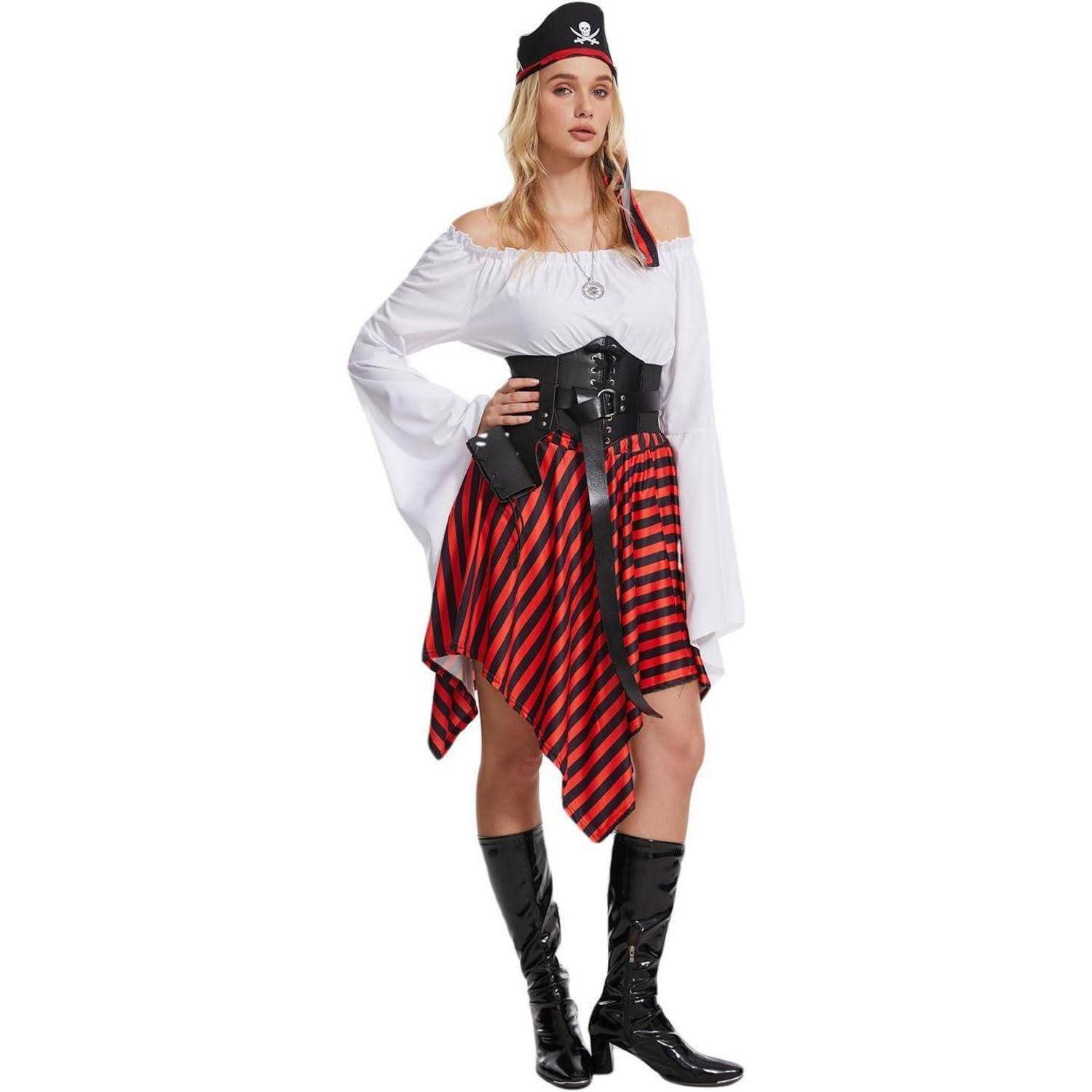 Eine Frau in einem Piratenkostüm mit einem weißen schulterfreien Top, einem rot-schwarz gestreiften Rock und einem schwarzen Piratenhut steht selbstbewusst da.