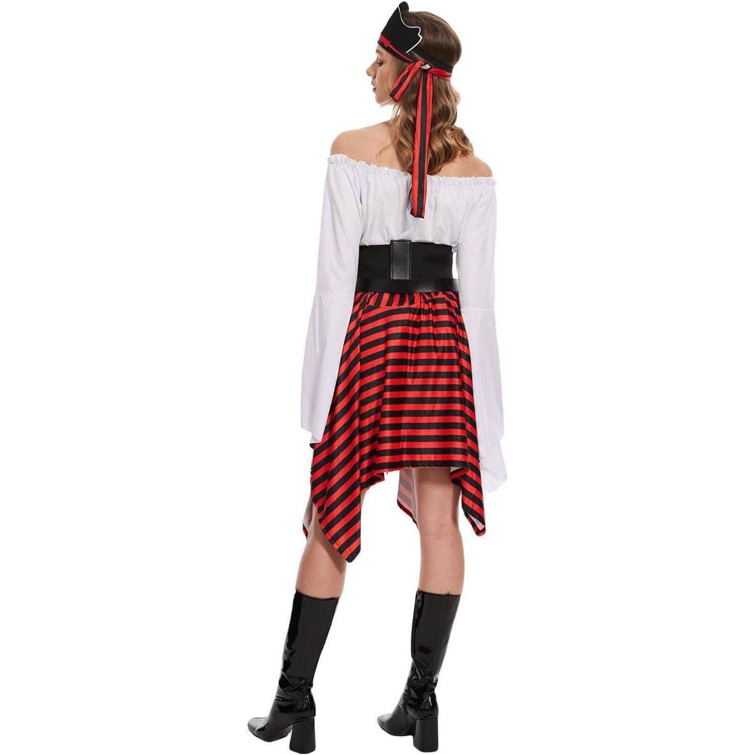 Person im Piratenkostüm von hinten, trägt ein weißes schulterfreies Top, einen rot-schwarz gestreiften Rock, einen schwarzen Gürtel und ein Stirnband, mit schwarzen Stiefeln.