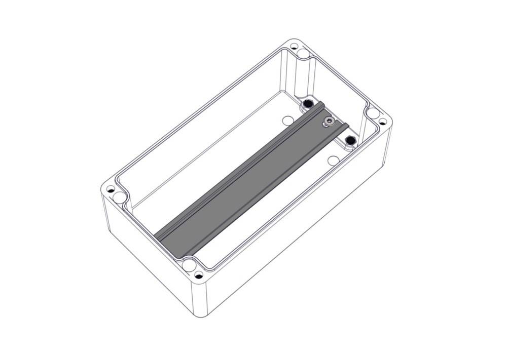Eine Darstellung eines rechteckigen elektronischen Gehäuses mit einem abnehmbaren Deckel und Schraublöchern an jeder Ecke. Das Innere ist durch einen vertikalen Träger geteilt.