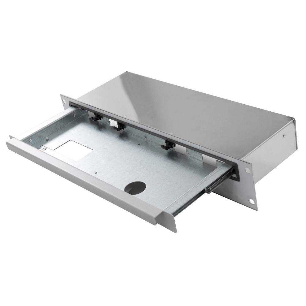 Silberner Metall-Schubladenauszug, konzipiert für Rack-Einbauinstallationen, mit eleganter Oberfläche und vorgebonhrten Löchern zur Kabelverwaltung.