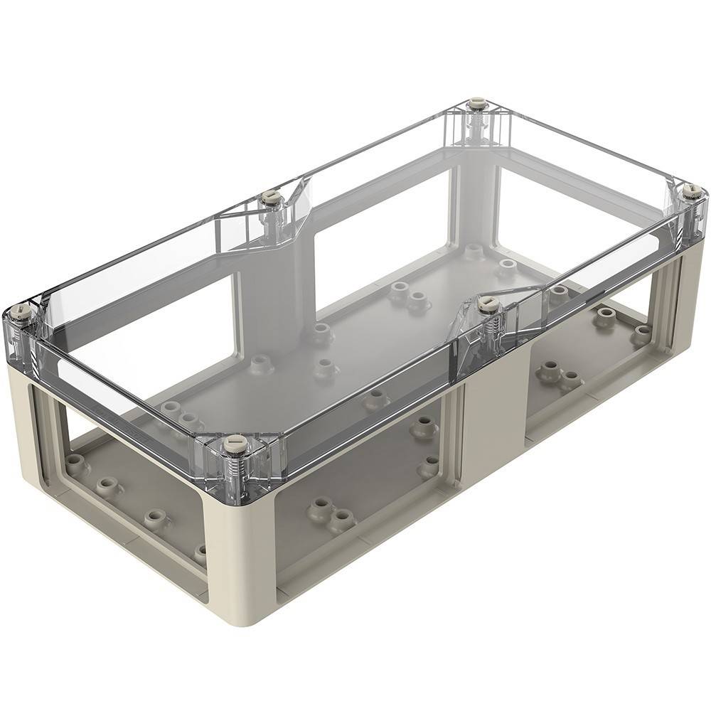 Eine transparente rechteckige Plastikbox mit Deckel, der sich an einem Scharnier öffnen lässt, entwickelt zur Lagerung oder zum Schutz von elektrischen Komponenten oder ähnlichen Gegenständen.