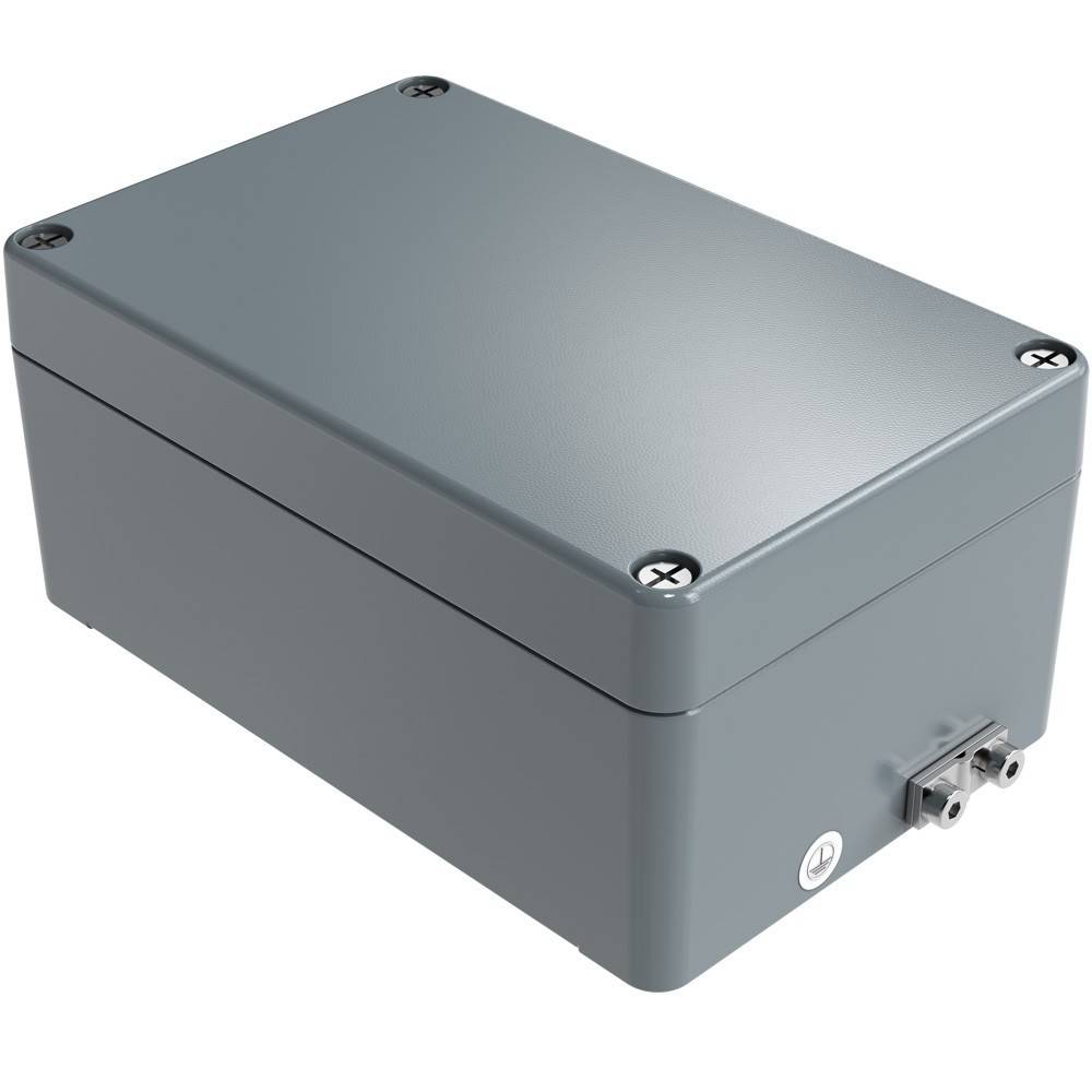 Eine graue, rechteckige Metallbox mit glatter Oberfläche und Schrauben an jeder Ecke, mit einem kleinen Rohranschluss an einer Seite.