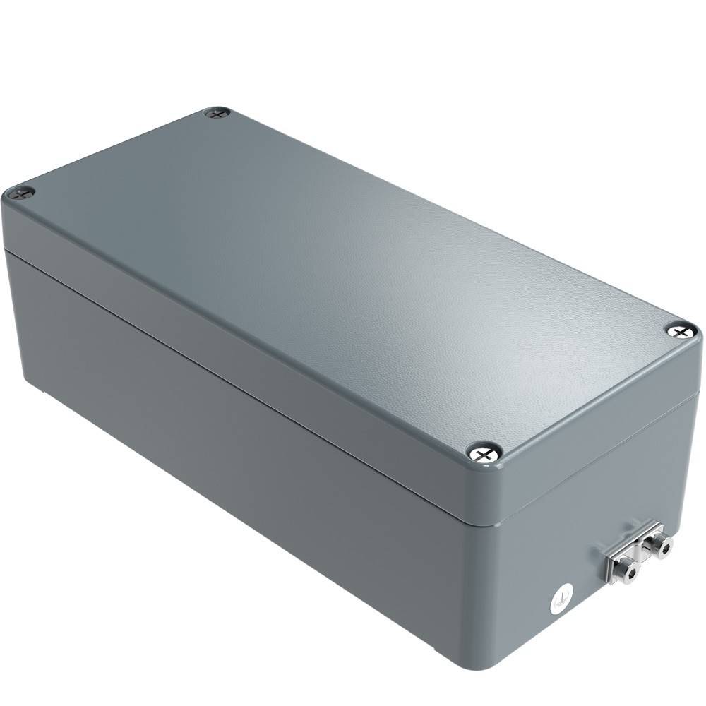 Eine graue rechteckige Metallverteilerdose mit einem durch Schrauben an jeder Ecke gesicherten Deckel, die zur Unterbringung von elektrischen Komponenten verwendet wird.