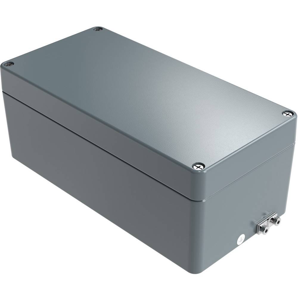Eine graue rechteckige elektrische Gehäusebox mit glatter Oberfläche, die durch Schrauben an jeder Ecke befestigt ist und einen kleinen Anschluss an der Seite aufweist.