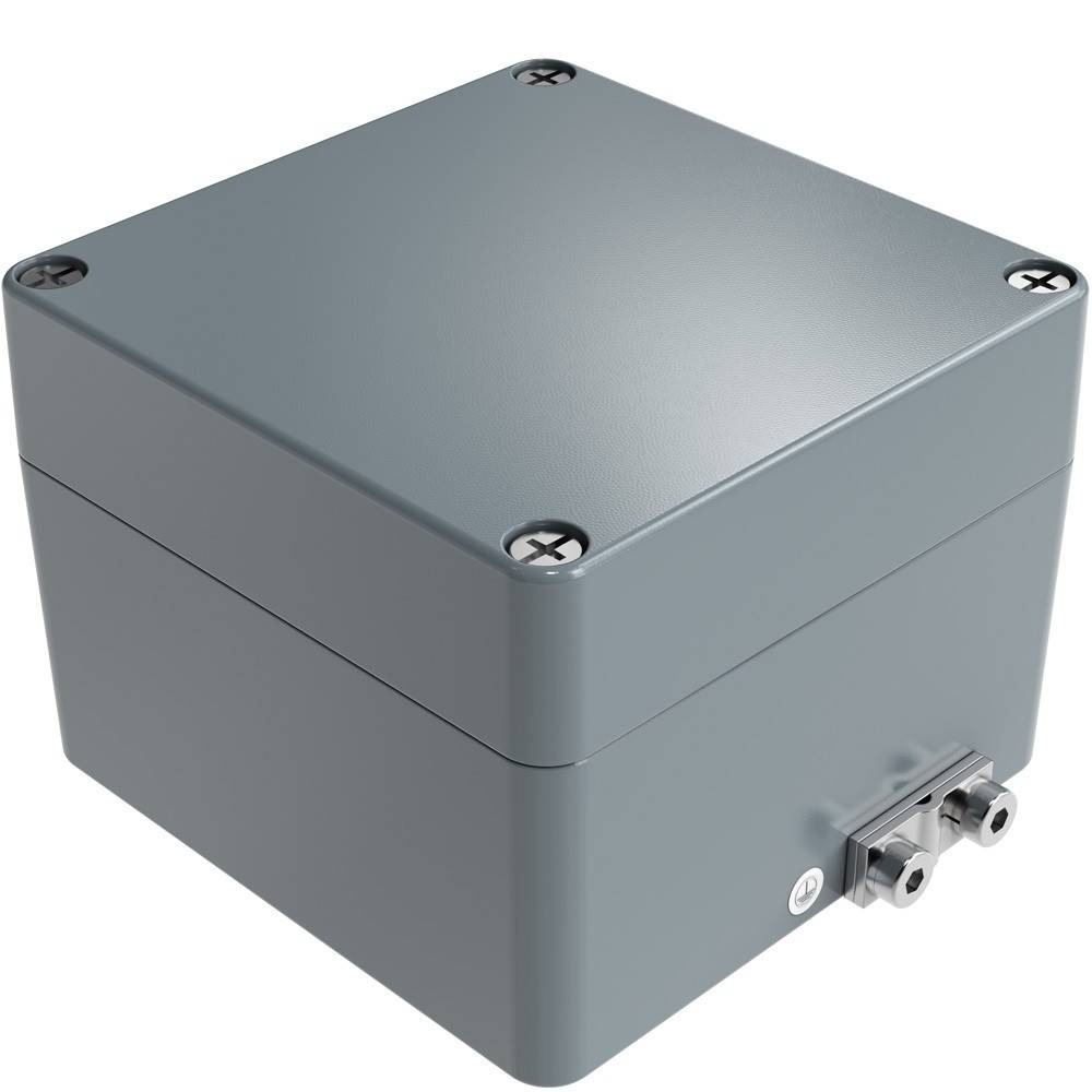 Eine graue Metallverteilerdose mit Schrauben an jeder Ecke und zwei Kabelverschraubungen an der Seite, typischerweise für elektrische Verbindungen verwendet.