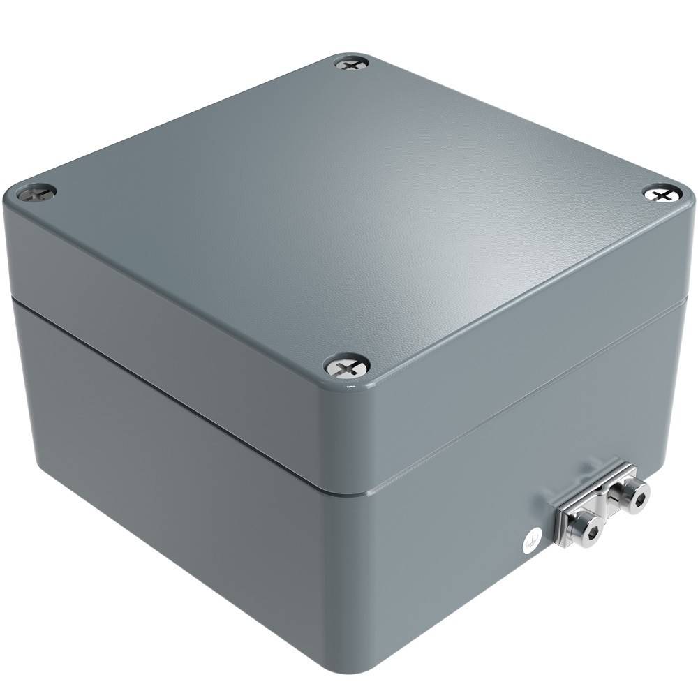 Eine graue Metall-Elektroverteilerdose mit gesicherten Schrauben an jeder Ecke und zwei Kabeleinführungspunkten an einer Seite.