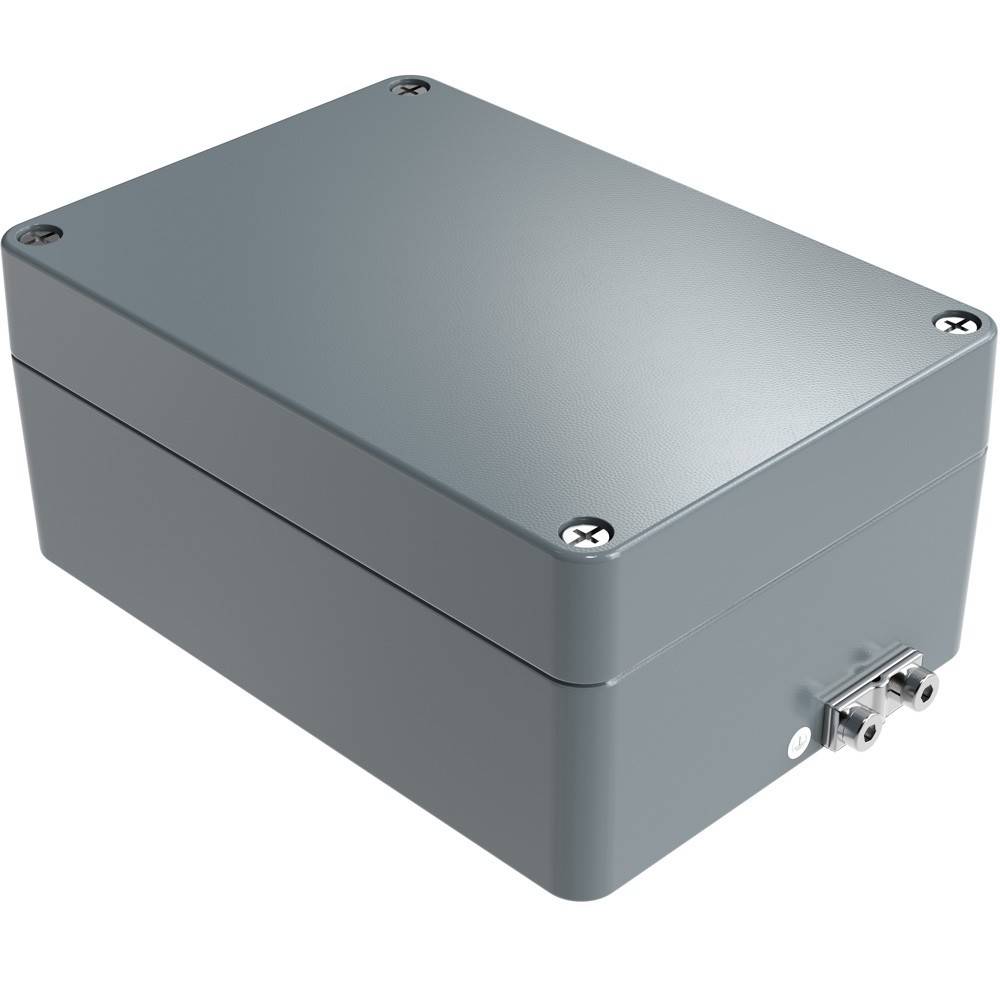 Eine graue, rechteckige elektrische Verteilerdose mit geschlossenem Deckel und sichtbaren Schrauben an jeder Ecke, mit einem Metallverbinder an einer Seite.