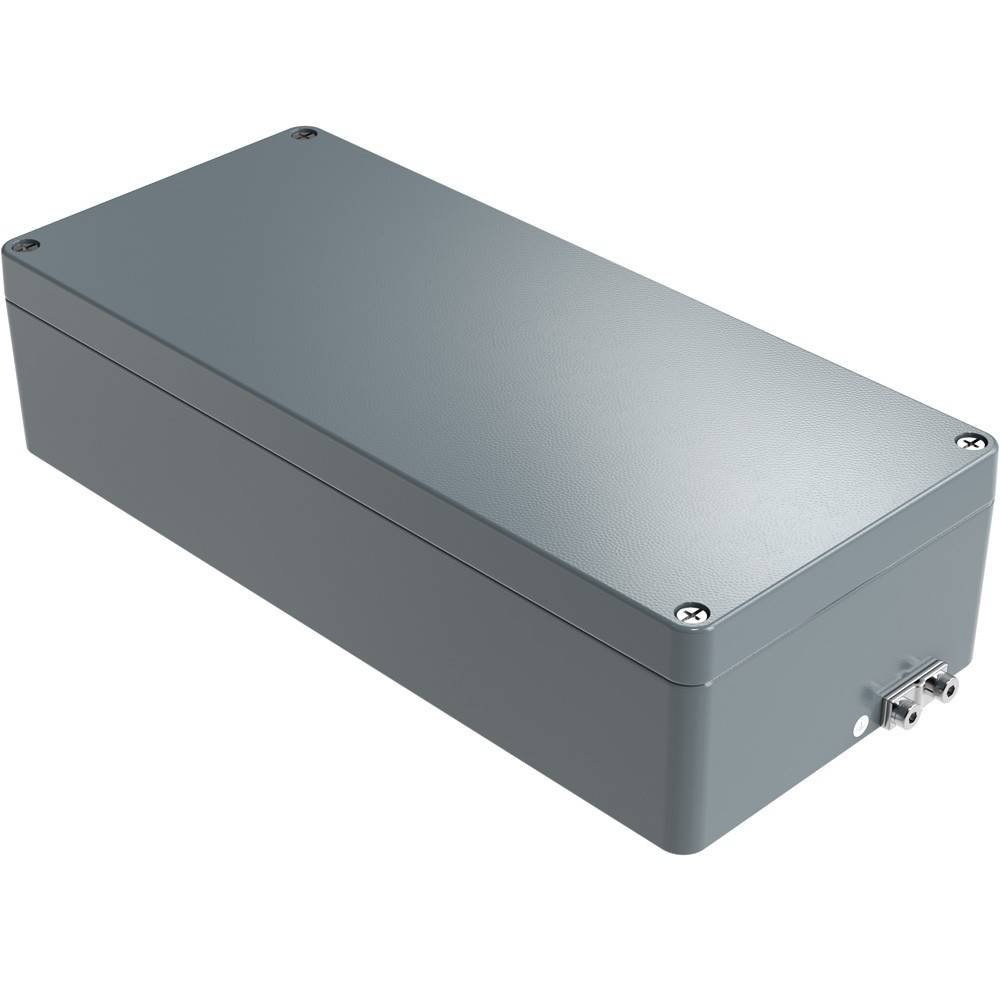 Ein rechteckiges graues Metallgehäuse mit einem Deckel mit Scharnier, der durch Schrauben an jeder Ecke gesichert ist und an einer Seite einen kleinen Anschluss aufweist.
