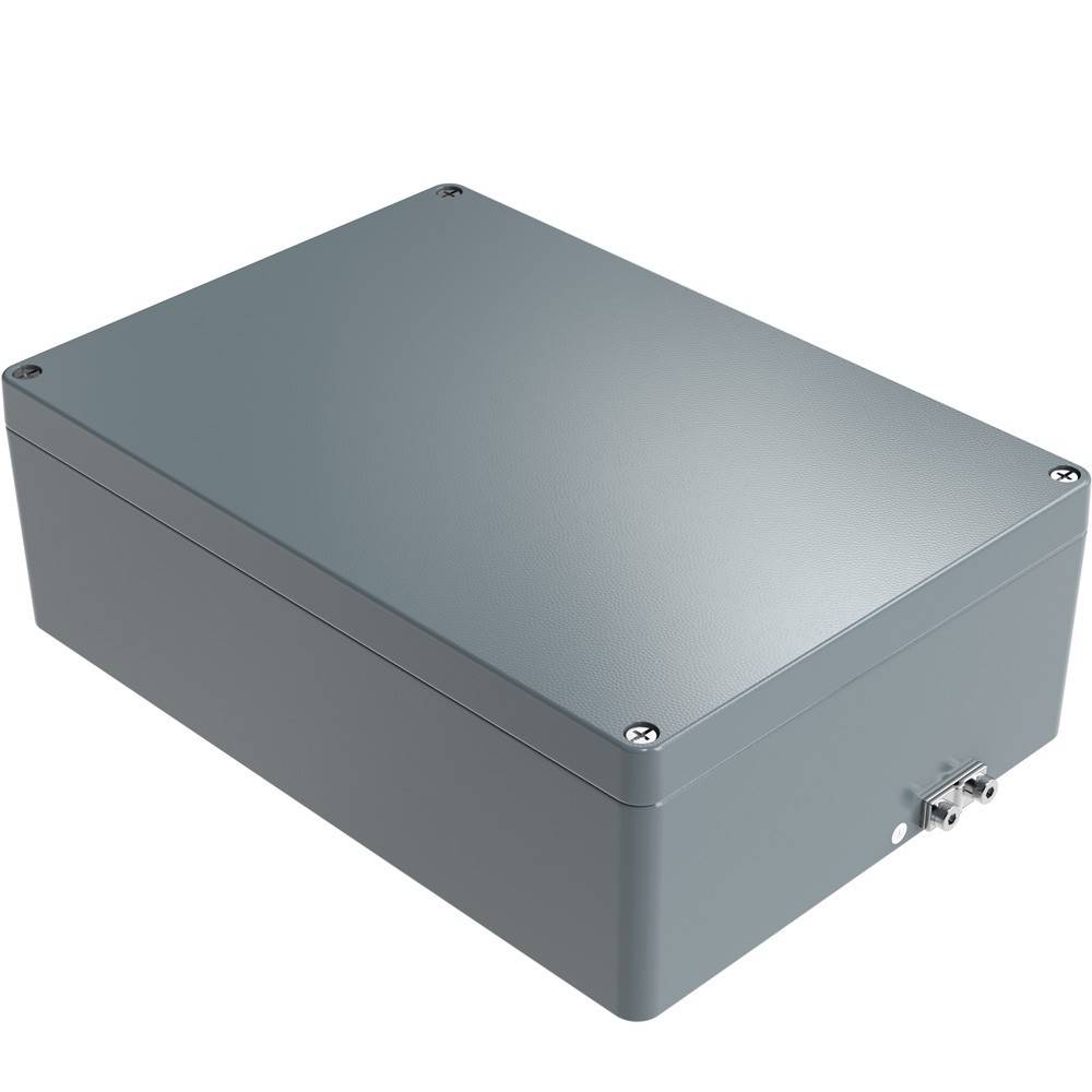 Eine graue, metallene elektrische Gehäusebox mit einem kleinen Anschluss an der Seite, verwendet zum Unterbringen von elektronischen Komponenten.