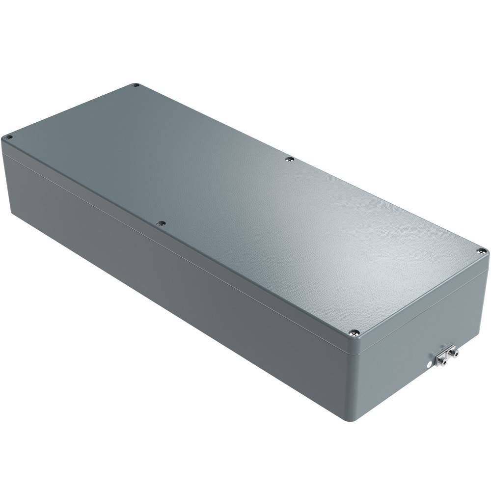 Eine rechteckige, graue Metallgehäusebox mit einem Scharnideckel und sichtbaren Schrauben, die verwendet wird, um elektrische Komponenten sicher zu verstauen.